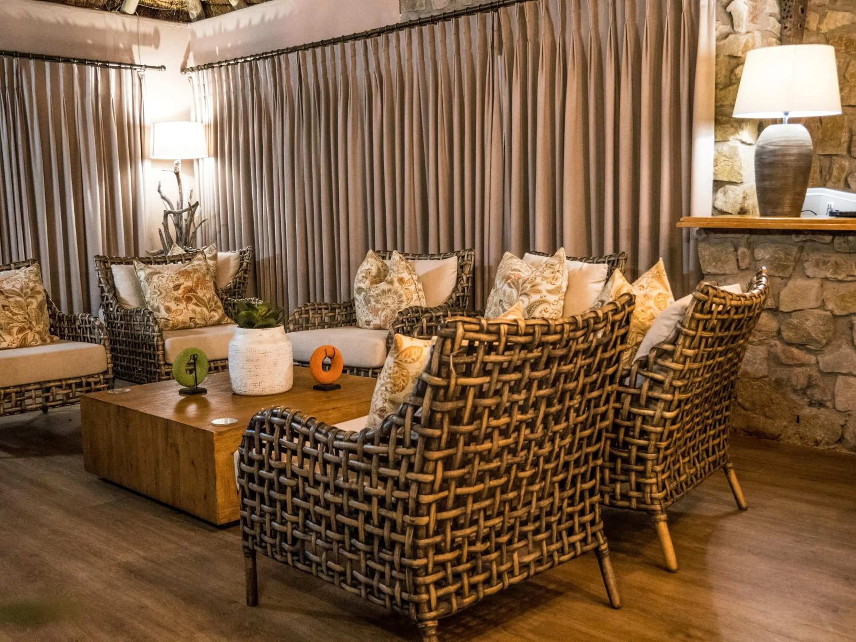 Communal lounge/ TV room in Woodbury Lodge – Amakhala Game Reserve