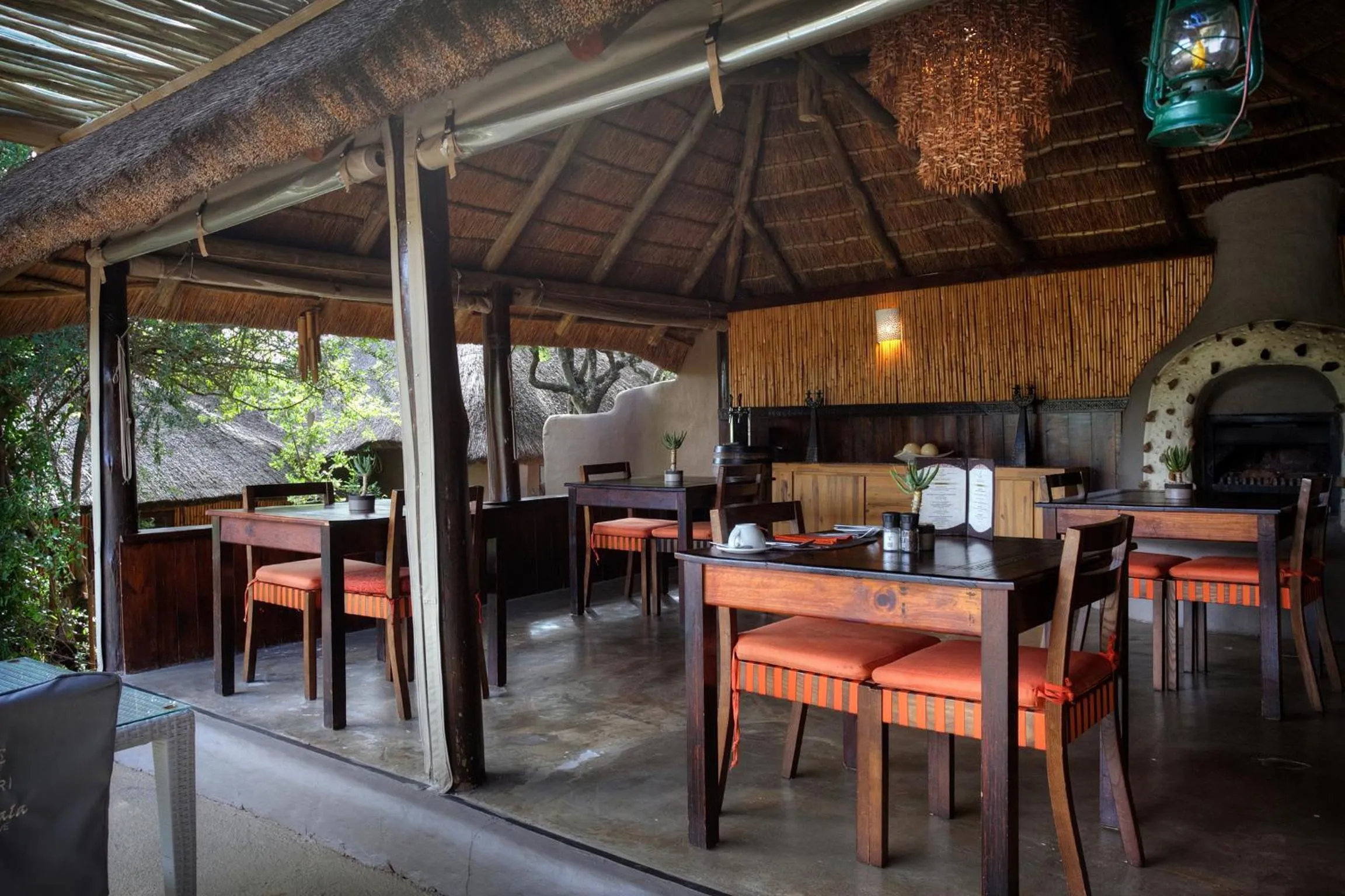 Dining area in Safari Lodge - Amakhala Game Reserve