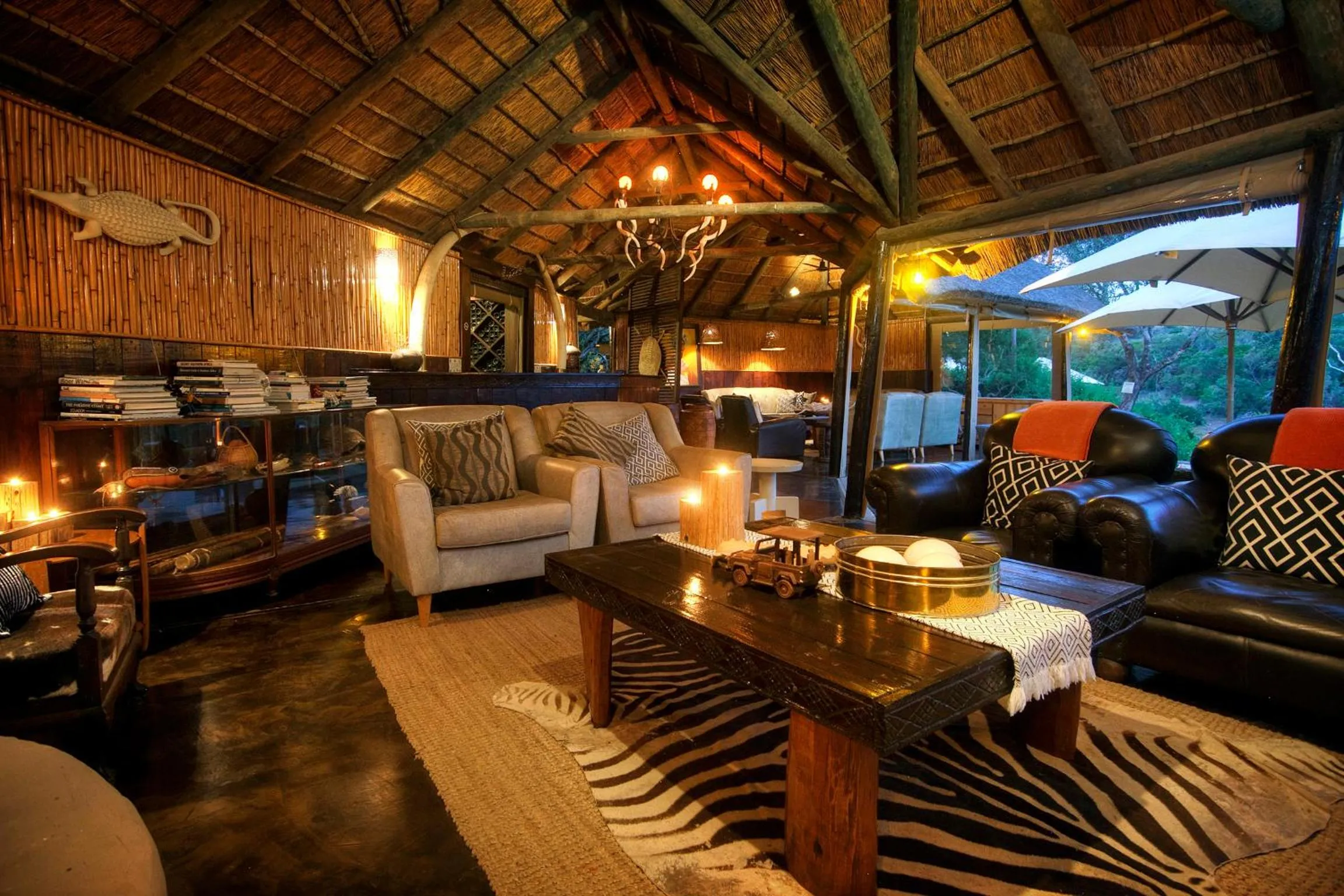 Lounge or bar in Safari Lodge - Amakhala Game Reserve