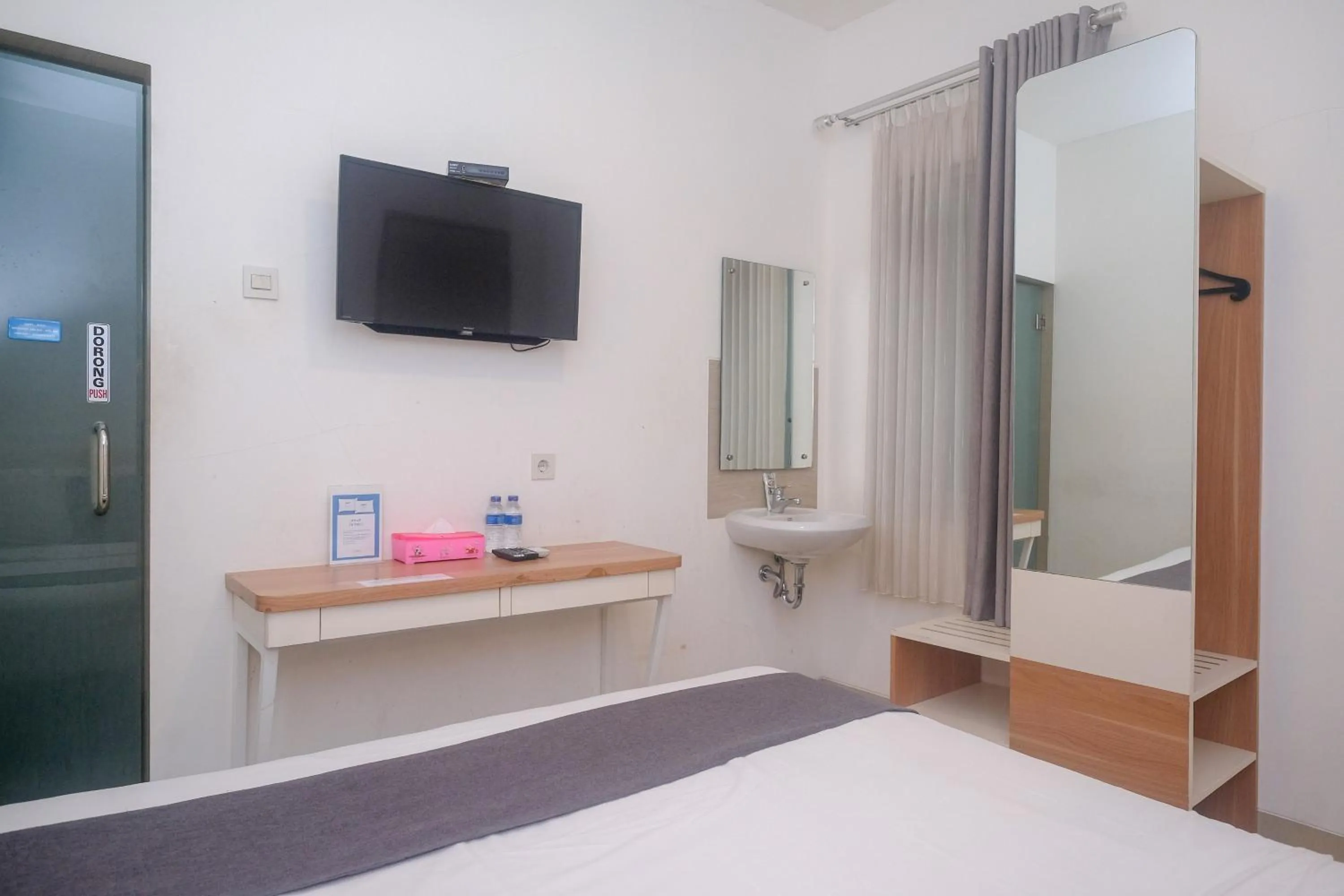 Bedroom, Bed in Ngampilan Residence Yogyakarta Mitra RedDoorz