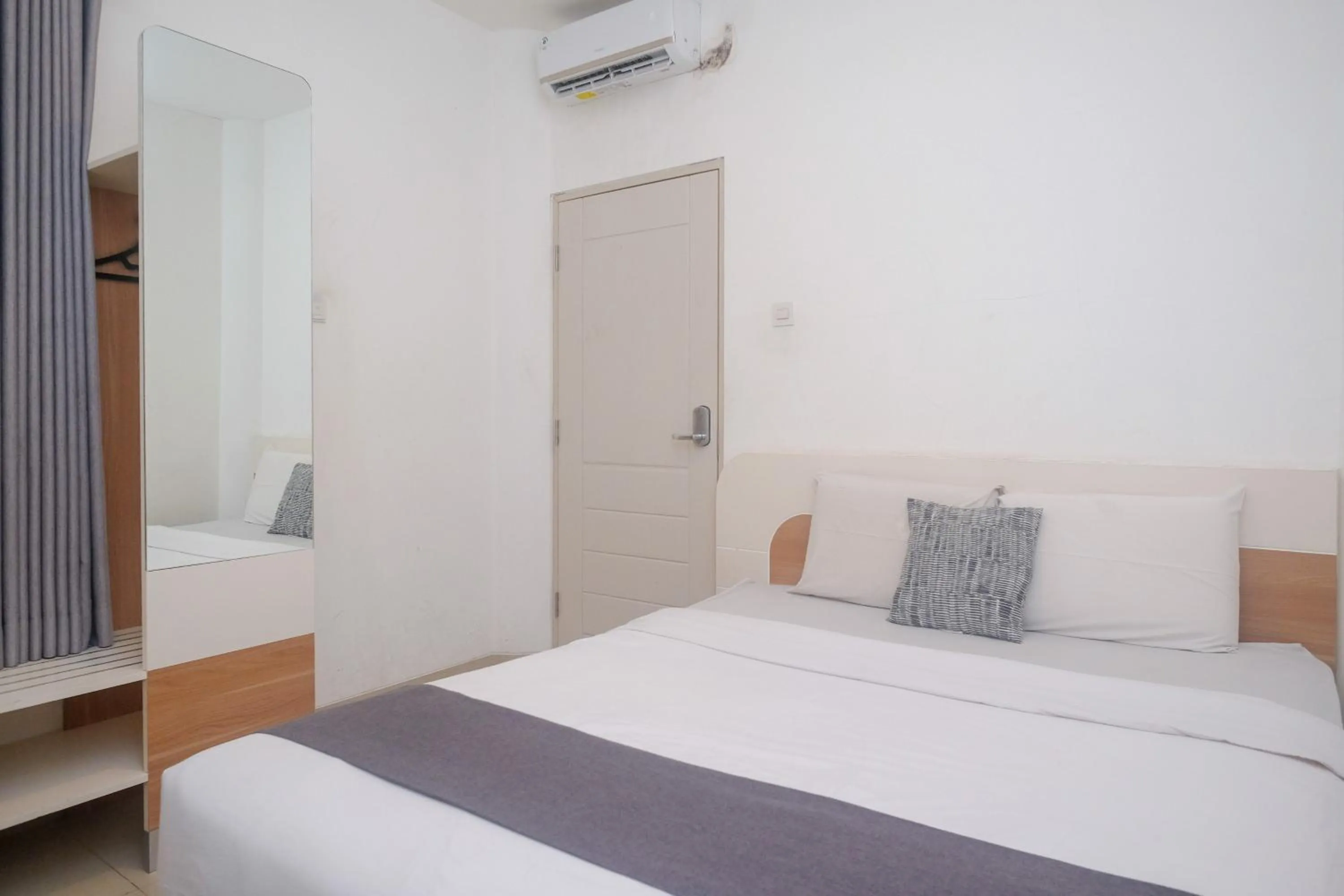 Bedroom, Bed in Ngampilan Residence Yogyakarta Mitra RedDoorz