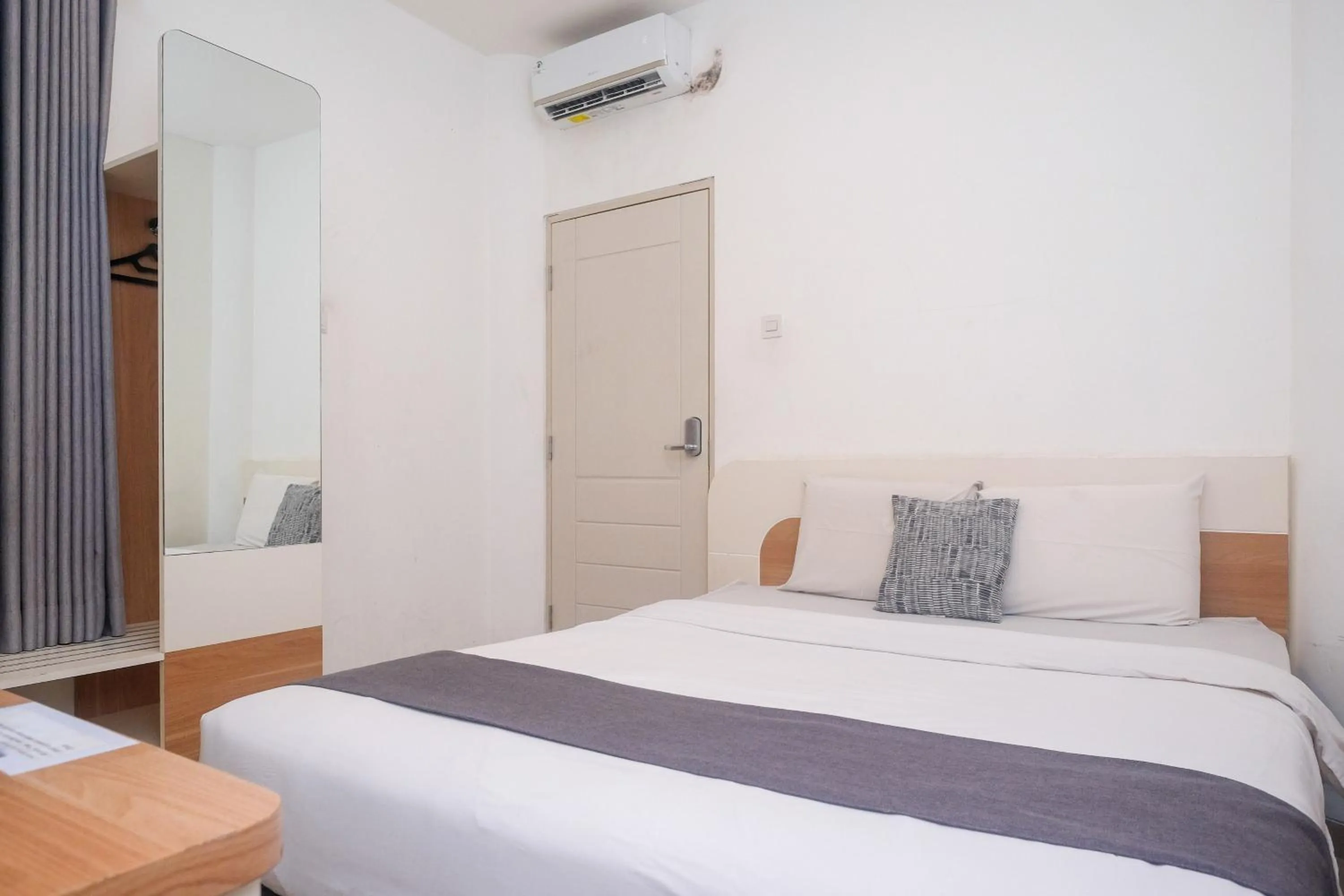 Bedroom, Bed in Ngampilan Residence Yogyakarta Mitra RedDoorz