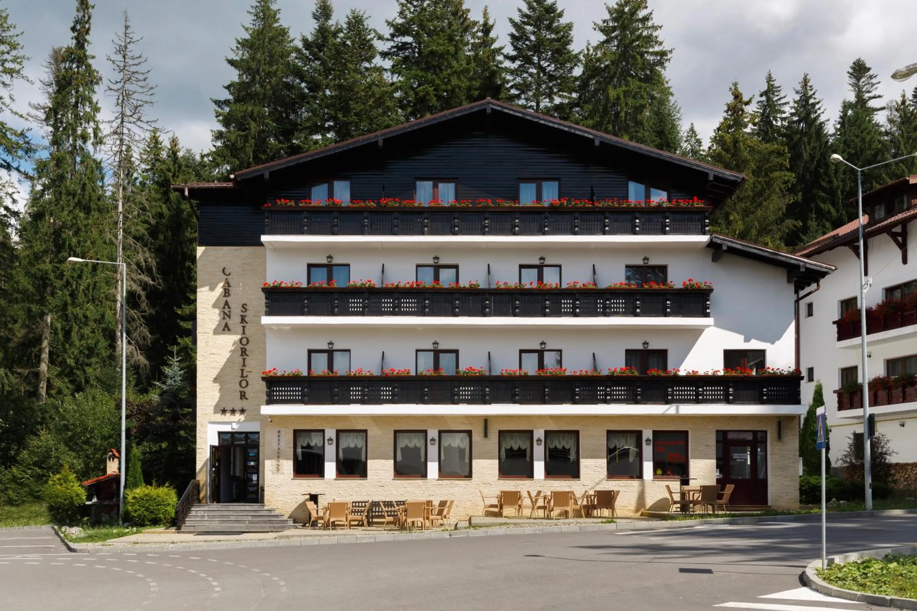 Property building in Manor Ski Hotel