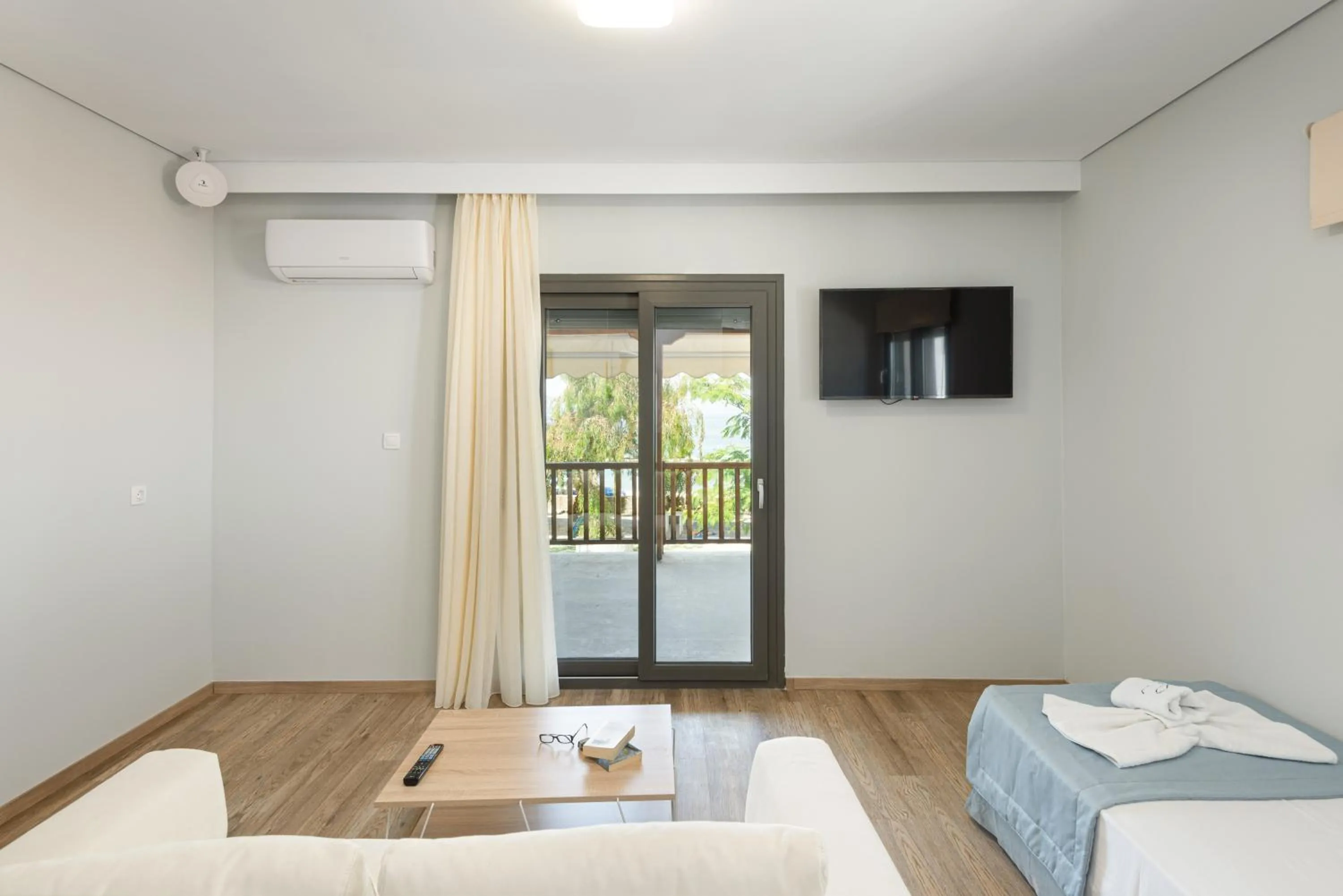 TV and multimedia, Bed in Regos Resort Hotel