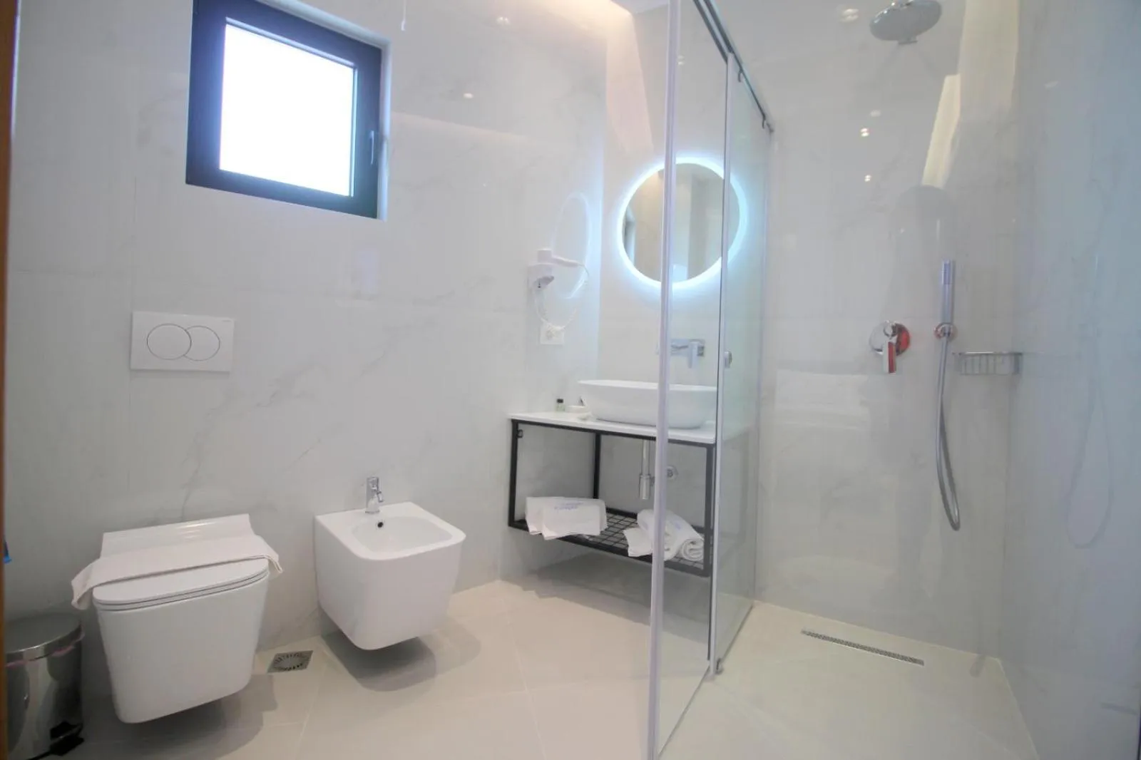 Shower in Hotel Strora