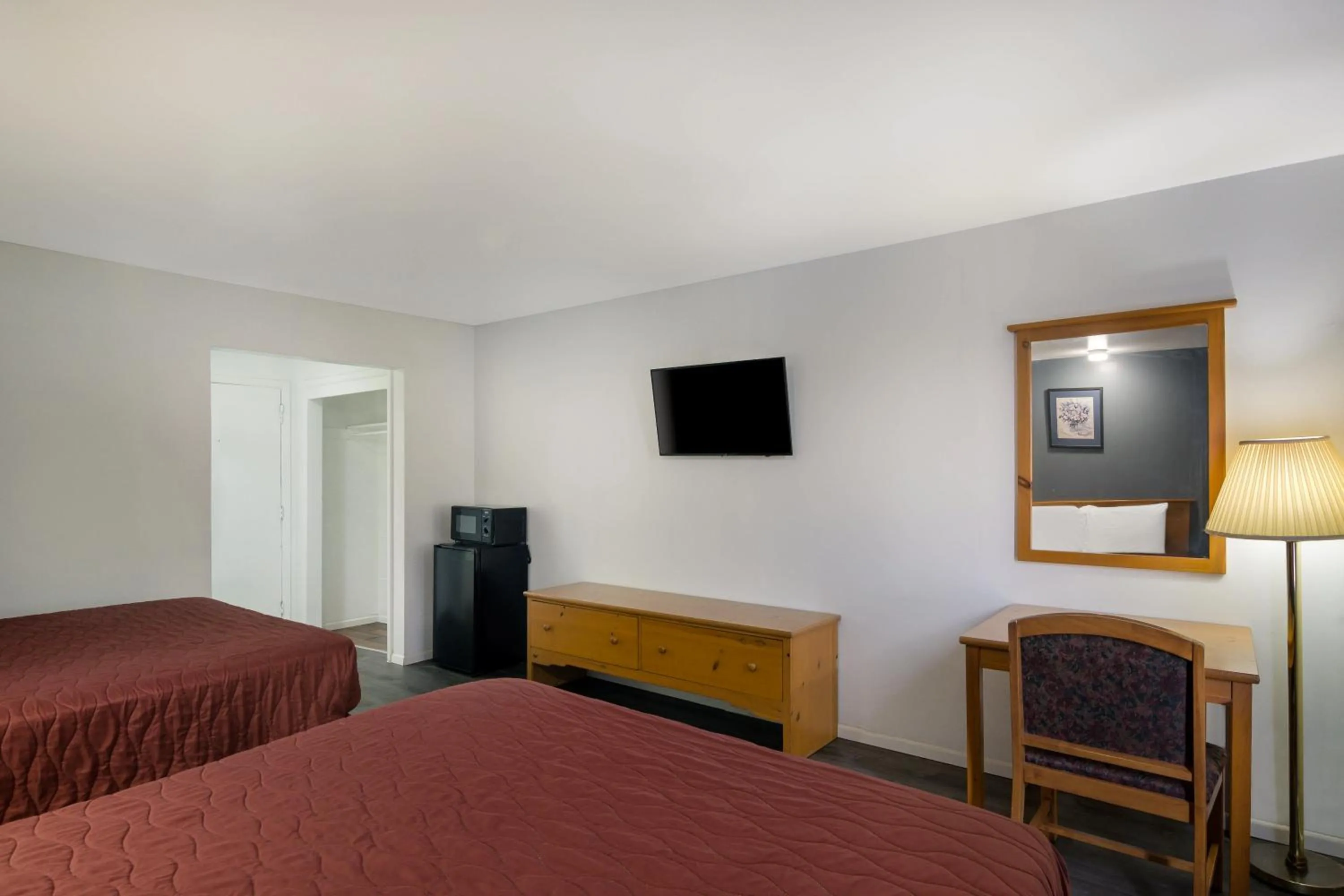 TV and multimedia, Bed in Rodeway Inn & Suites Sidney Historic Downtown I-80