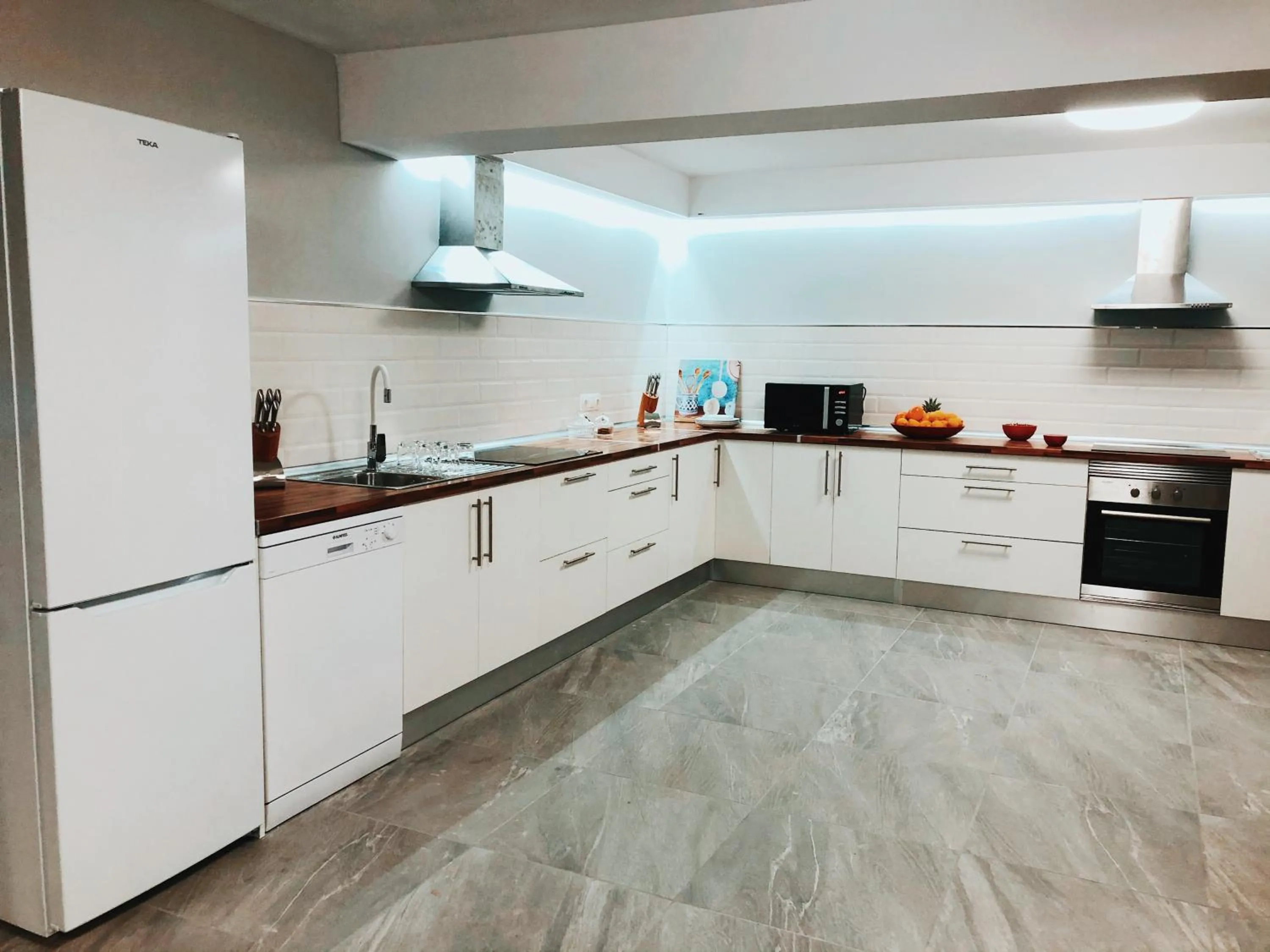 Communal kitchen in Villa 8 Islas