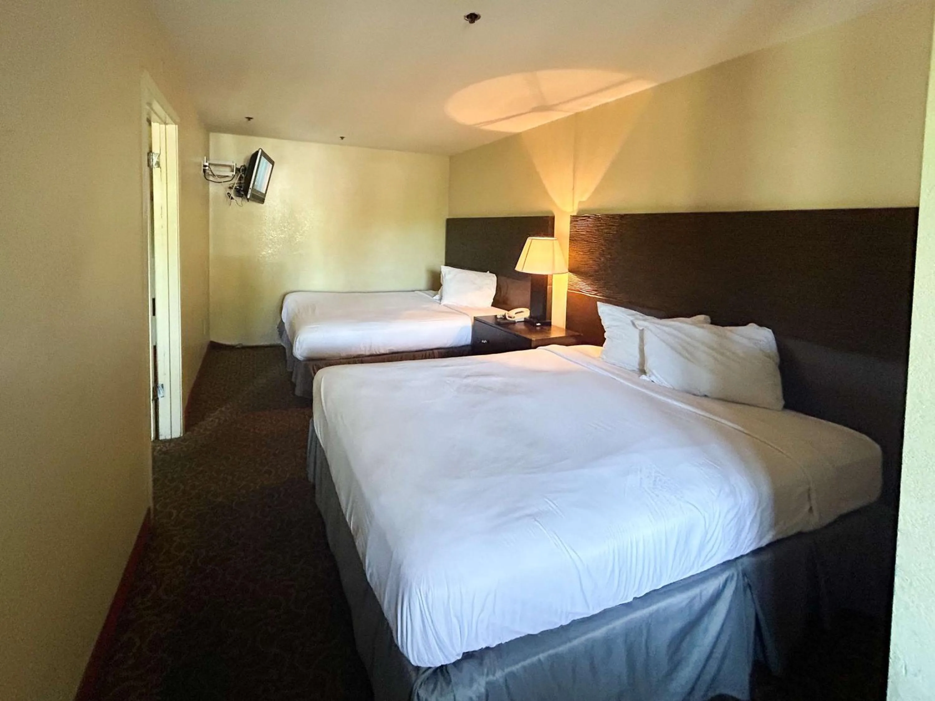 Bedroom, Bed in Extend-a-Suites Tempe