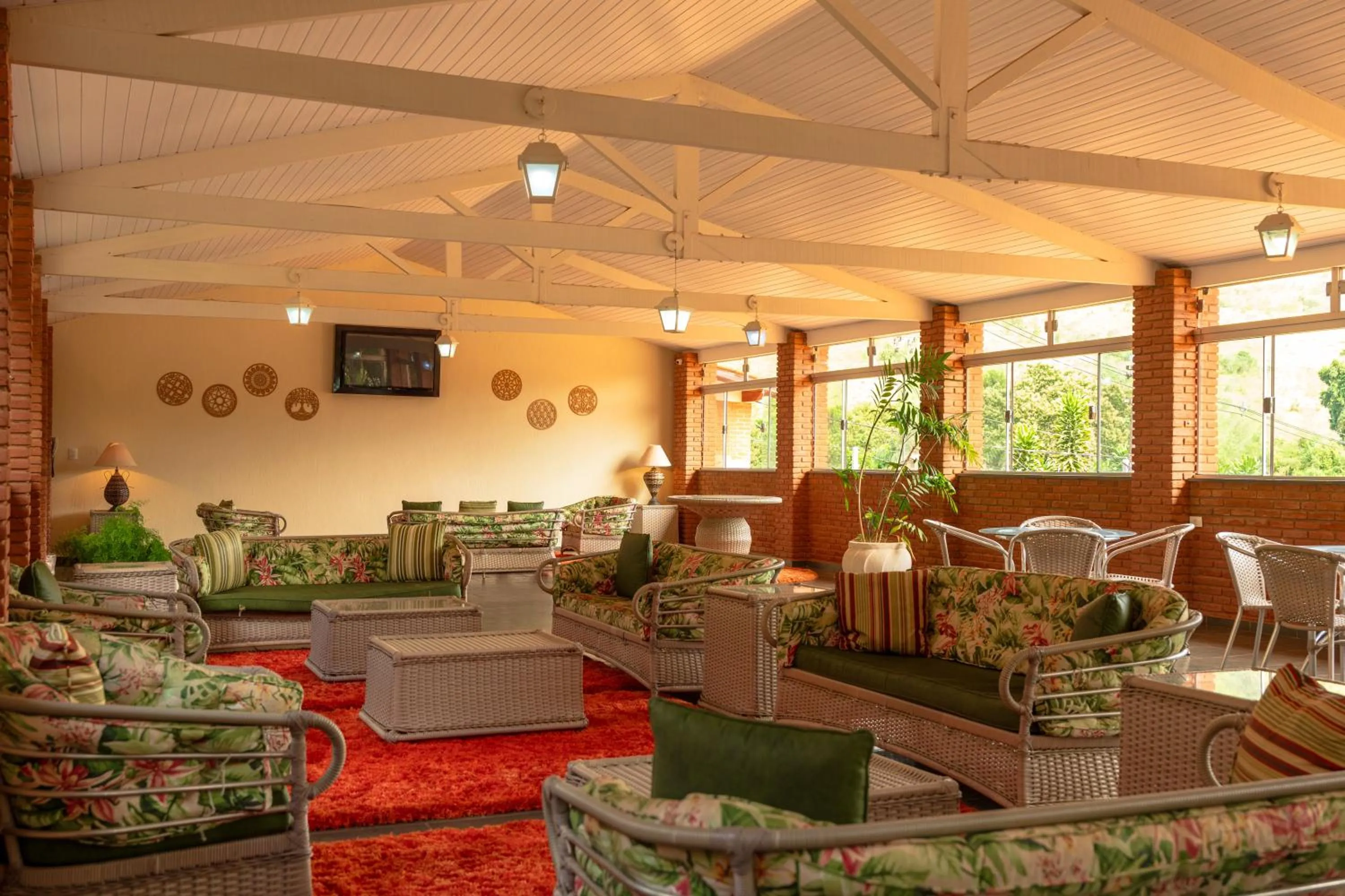 Communal lounge/ TV room in Grinbergs Village Hotel