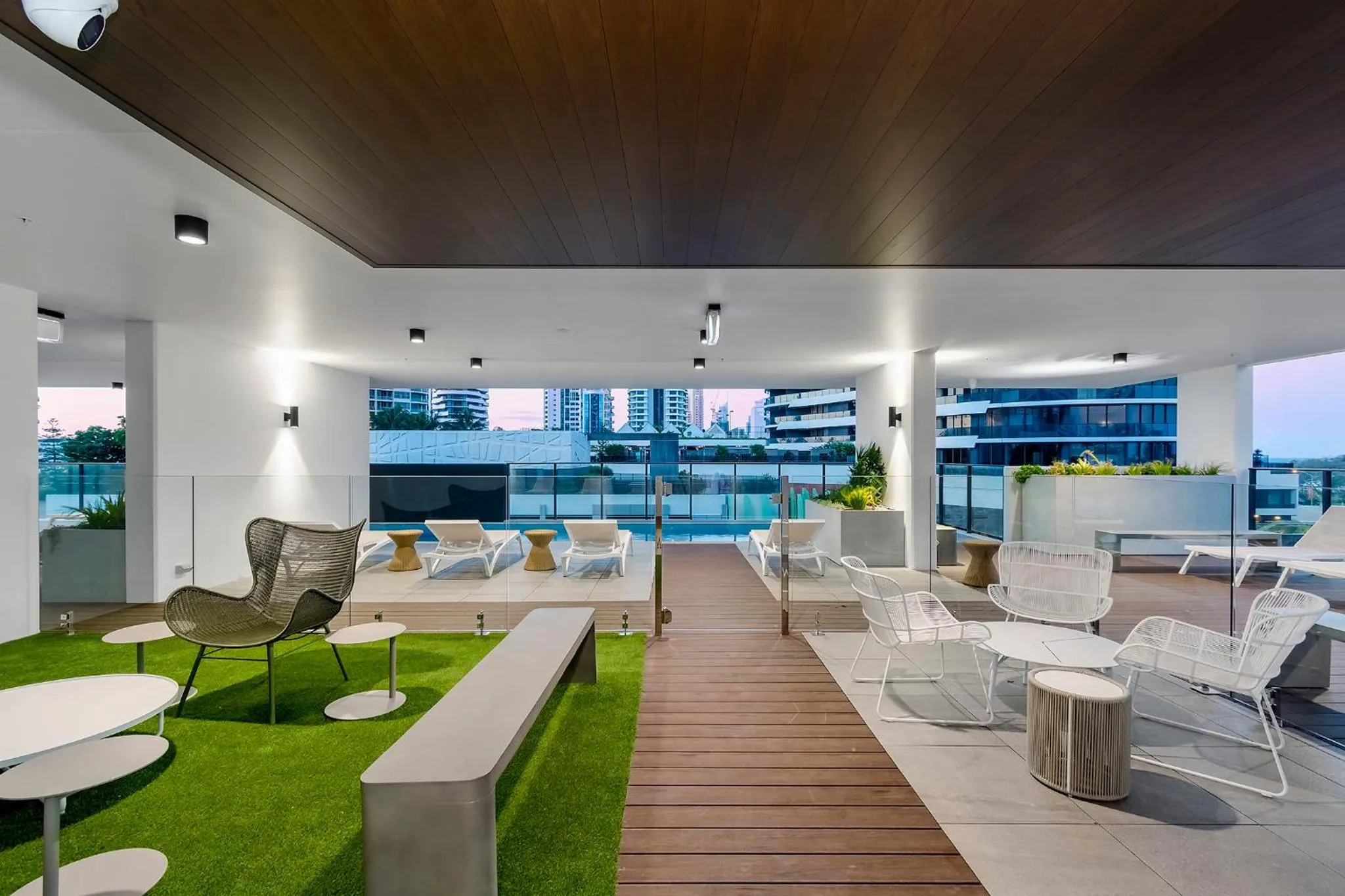 Swimming pool in Koko Broadbeach - Official