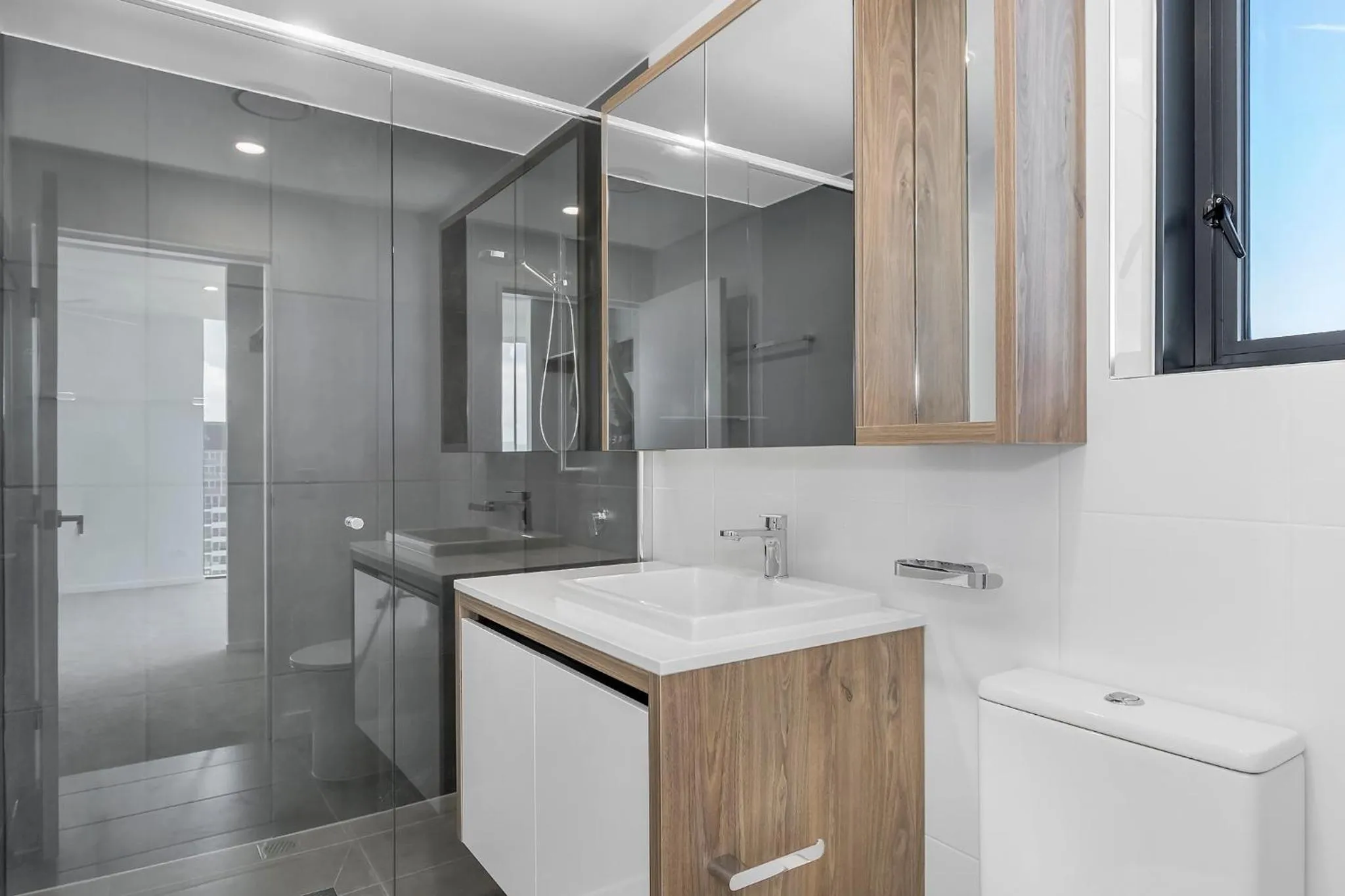 Shower in Koko Broadbeach - Official