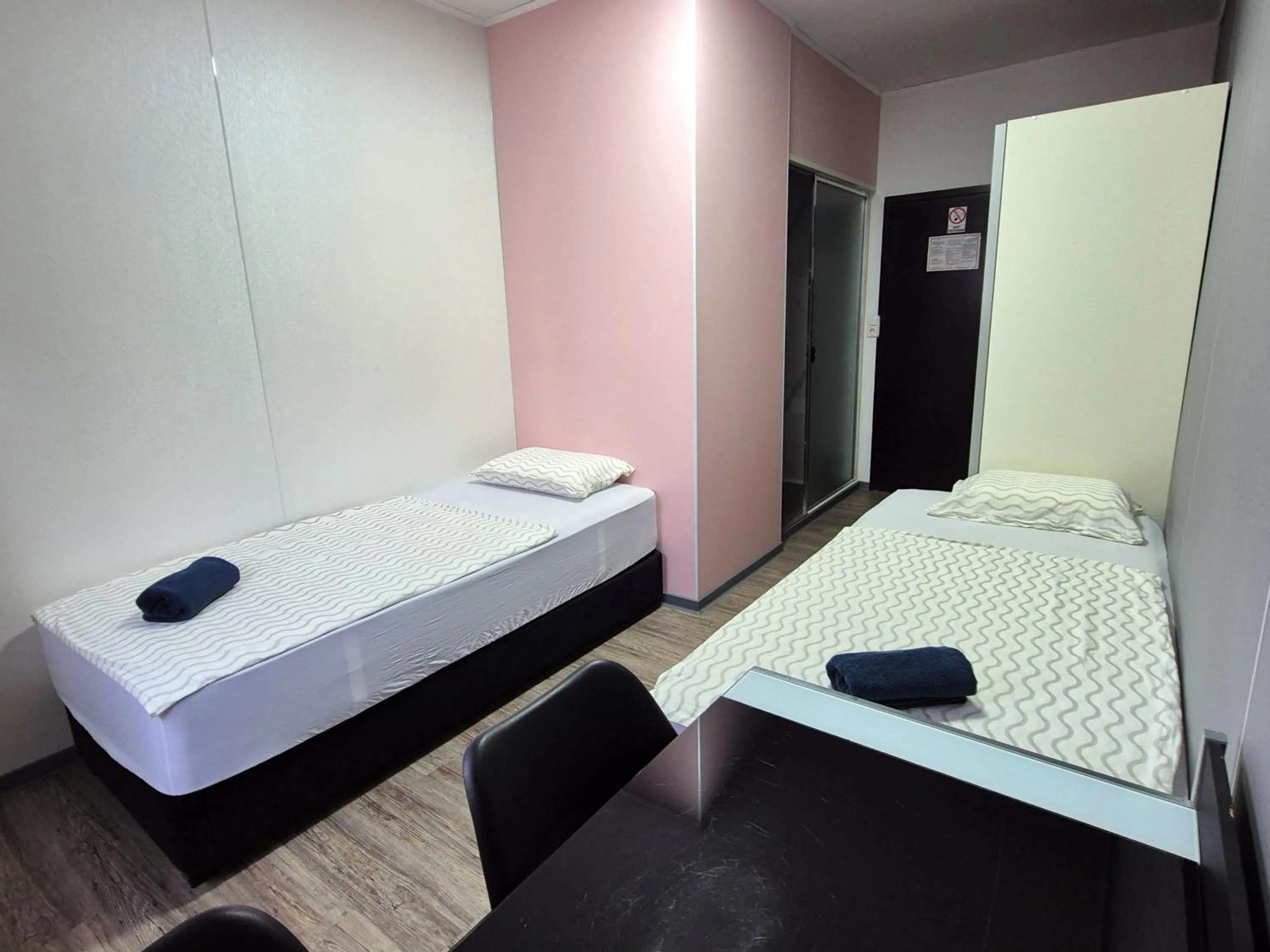 Twin Room with Private Bathroom in Hostel M