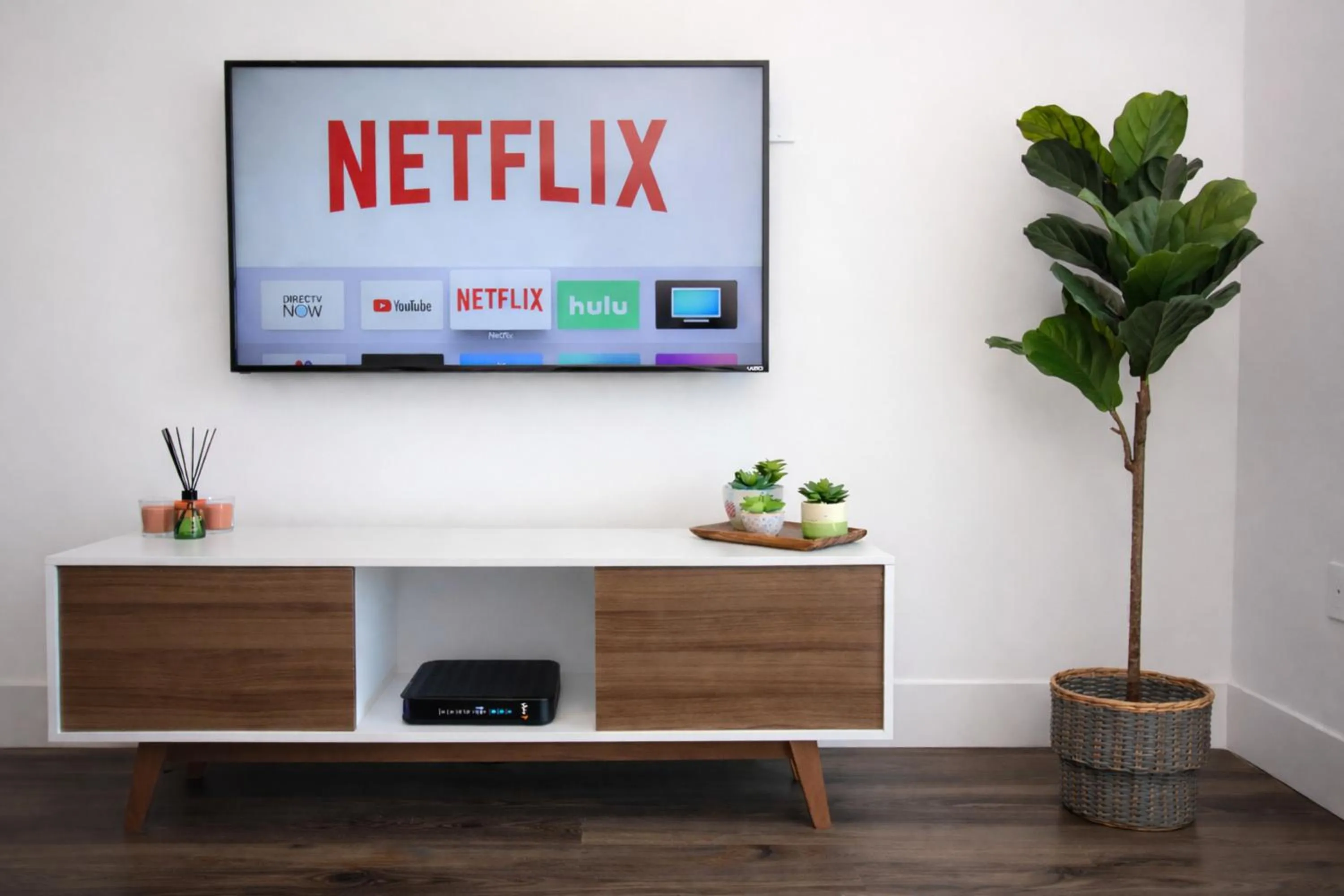 TV and multimedia in Premium City Suites - Free Secured Parking - Family Friendly