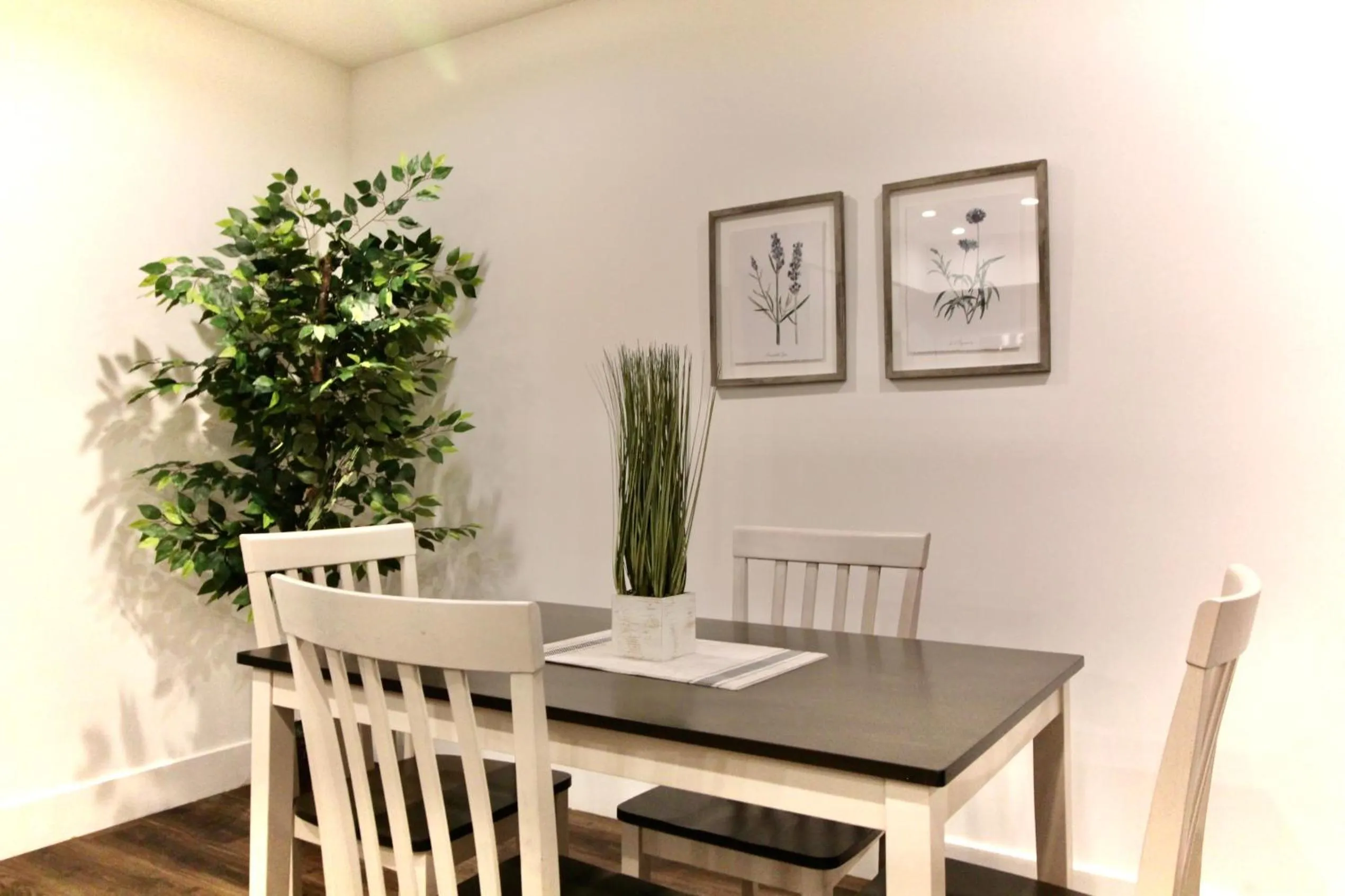 Dining area in Los Angeles Premium City Suites with Free Parking