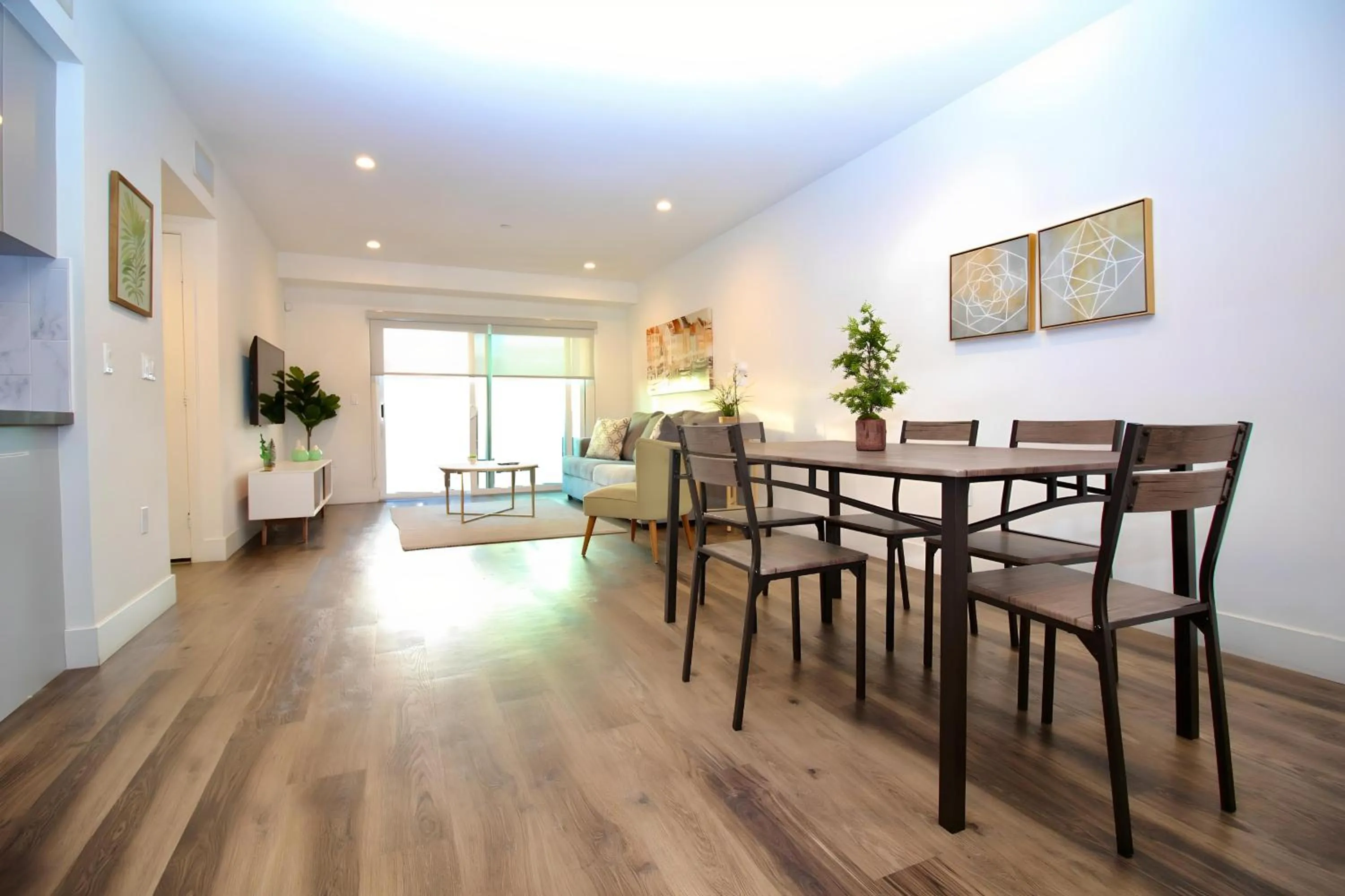 Living room in Los Angeles Premium City Suites with Free Parking