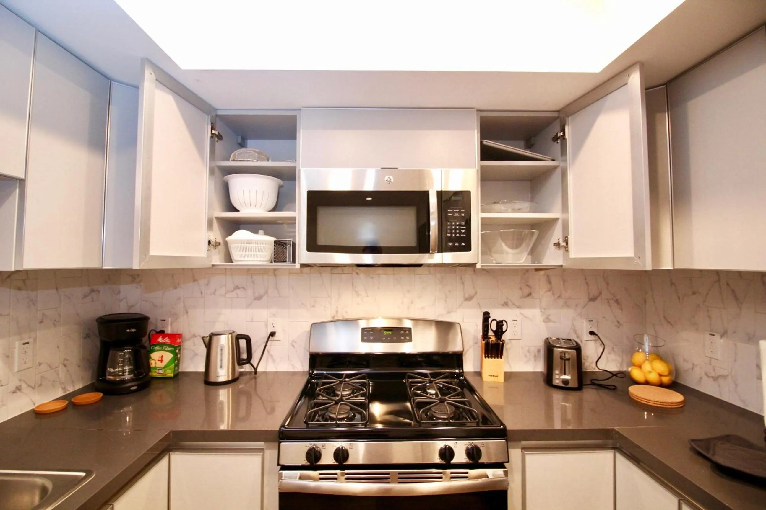 Coffee/tea facilities in Los Angeles Premium City Suites with Free Parking