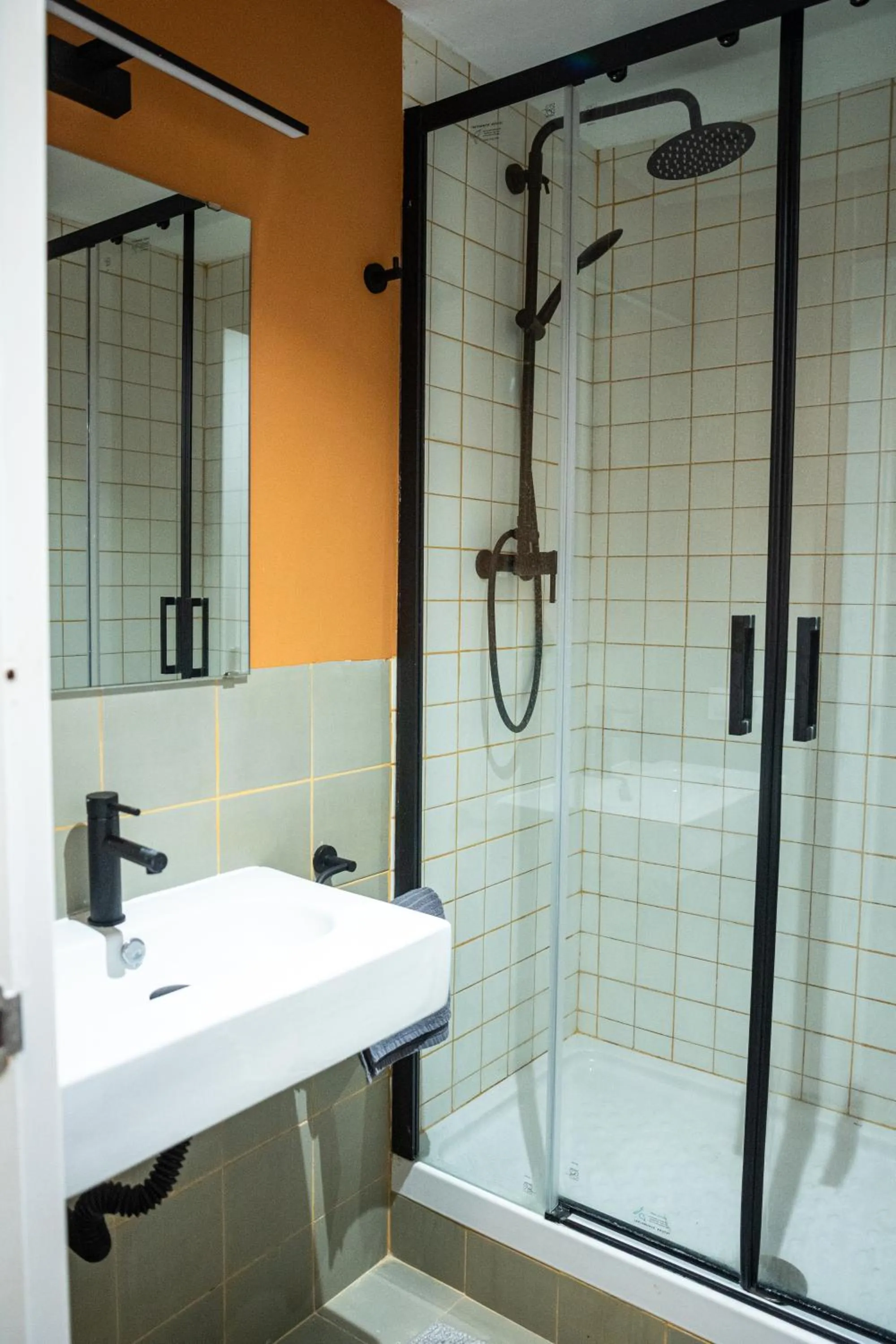 Shower in Onefam Paralelo