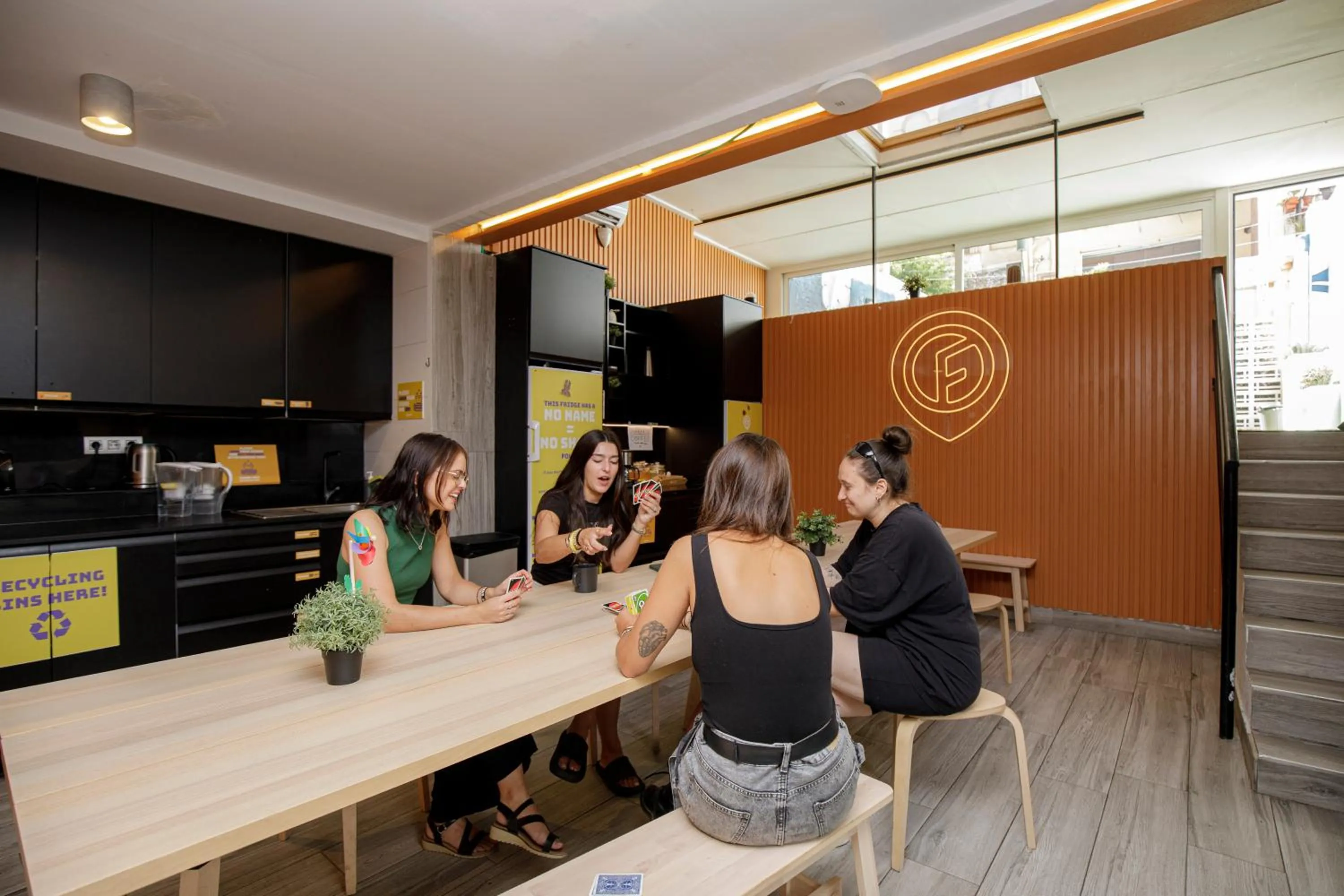 People in Onefam Paralelo