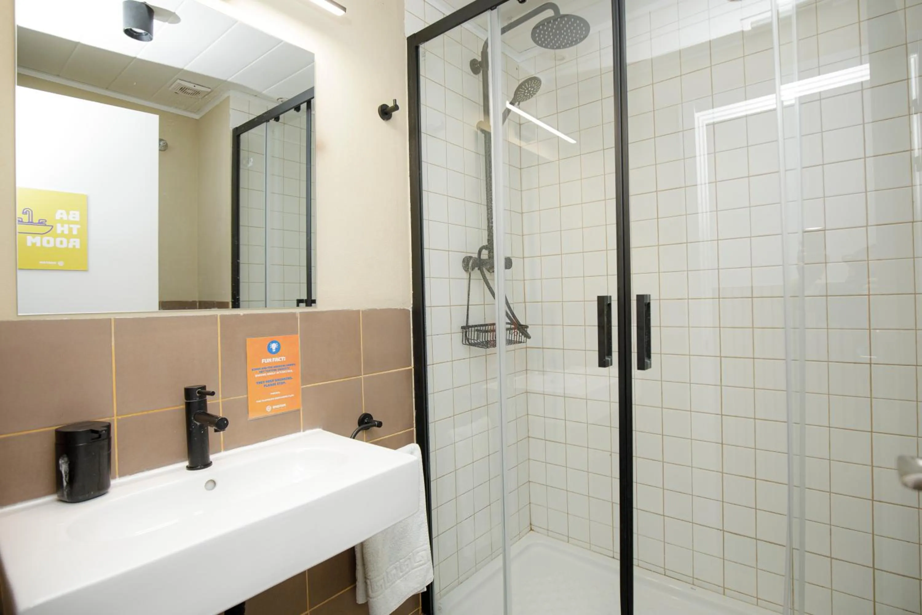 Shower in Onefam Paralelo