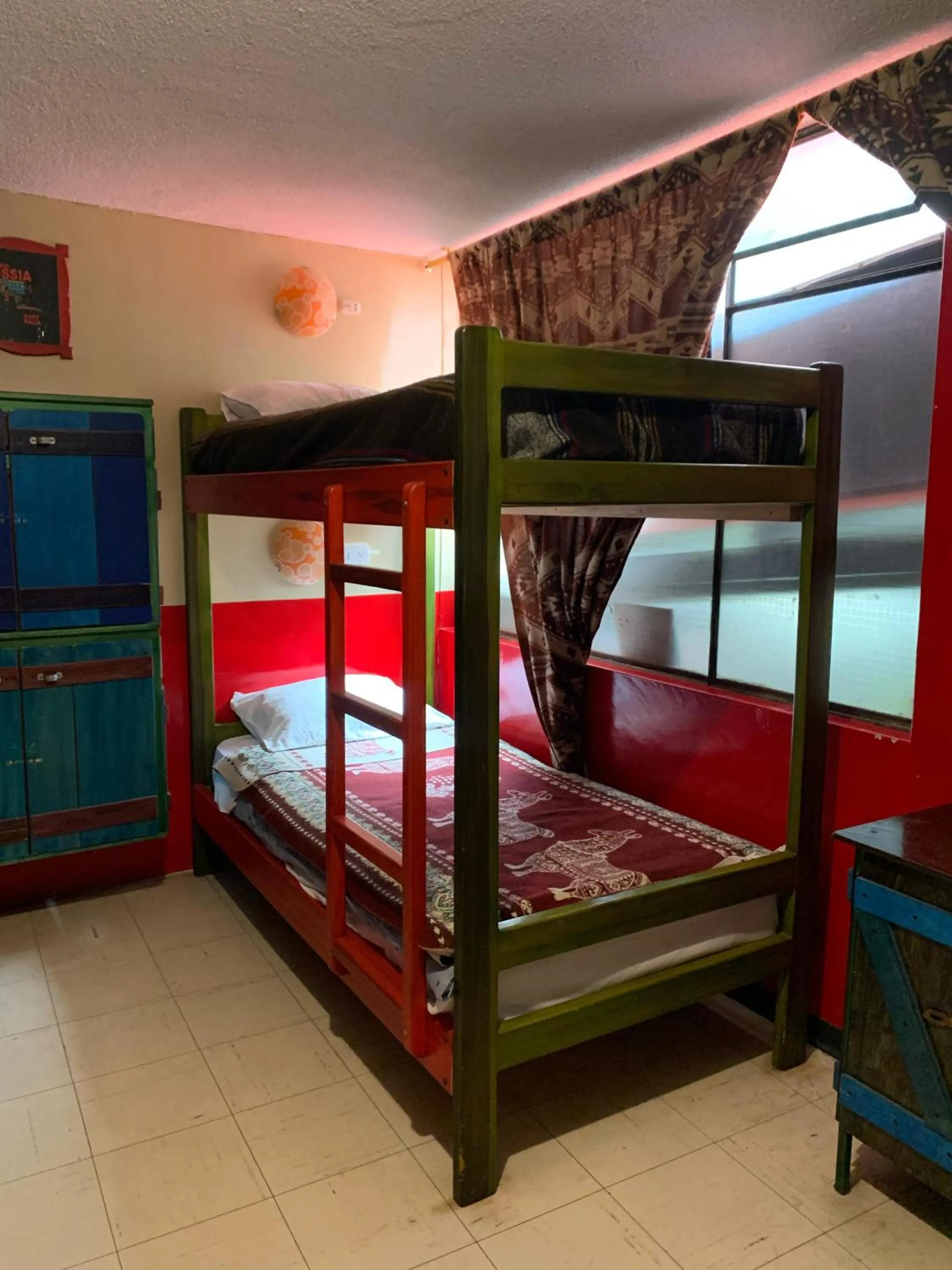 Photo of the whole room, Bed in Flying Donkey