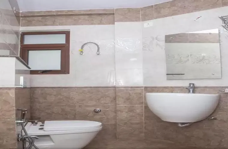 Bathroom in Hillcrest Metro