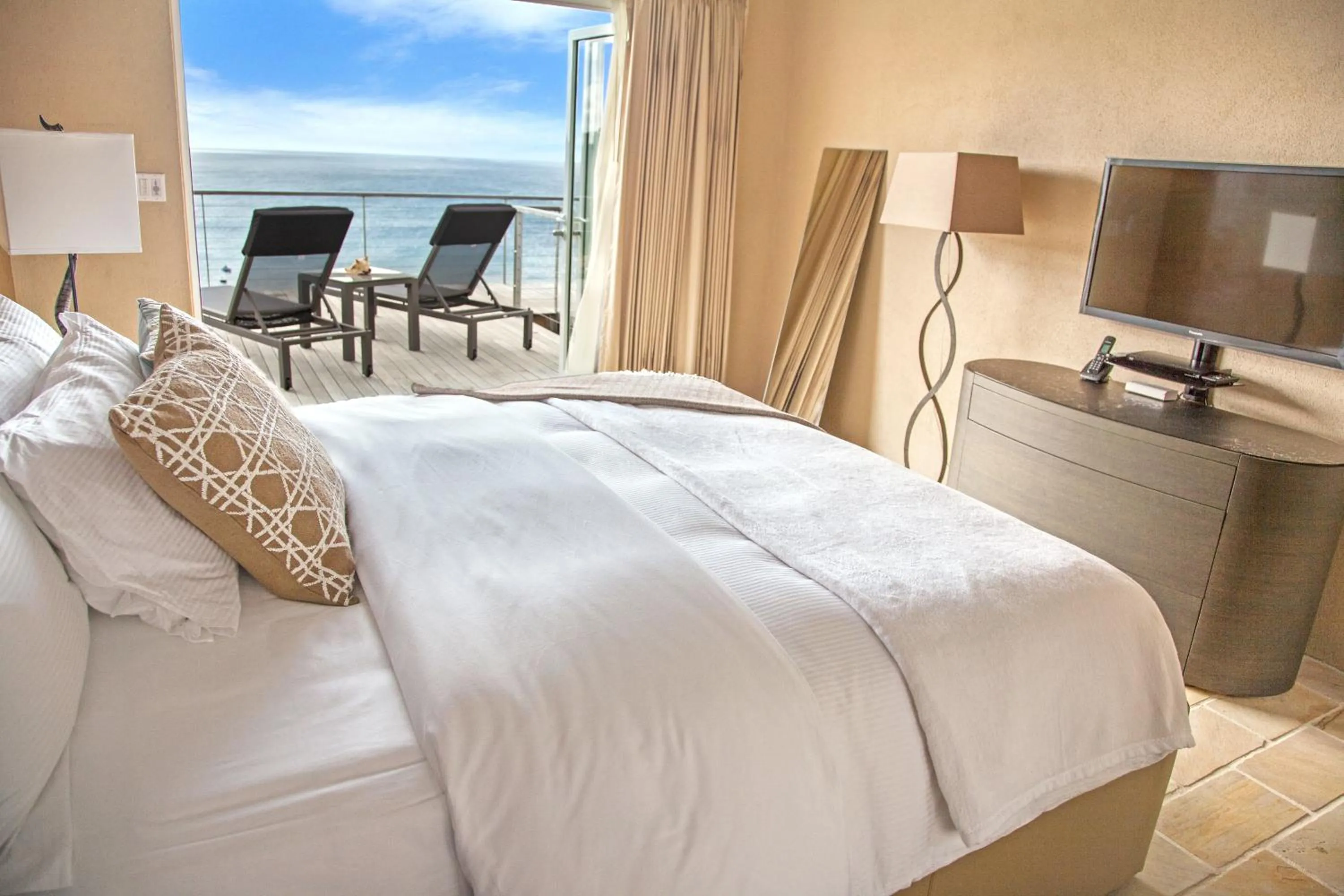 Seating area, Bed in CeBlue Villas