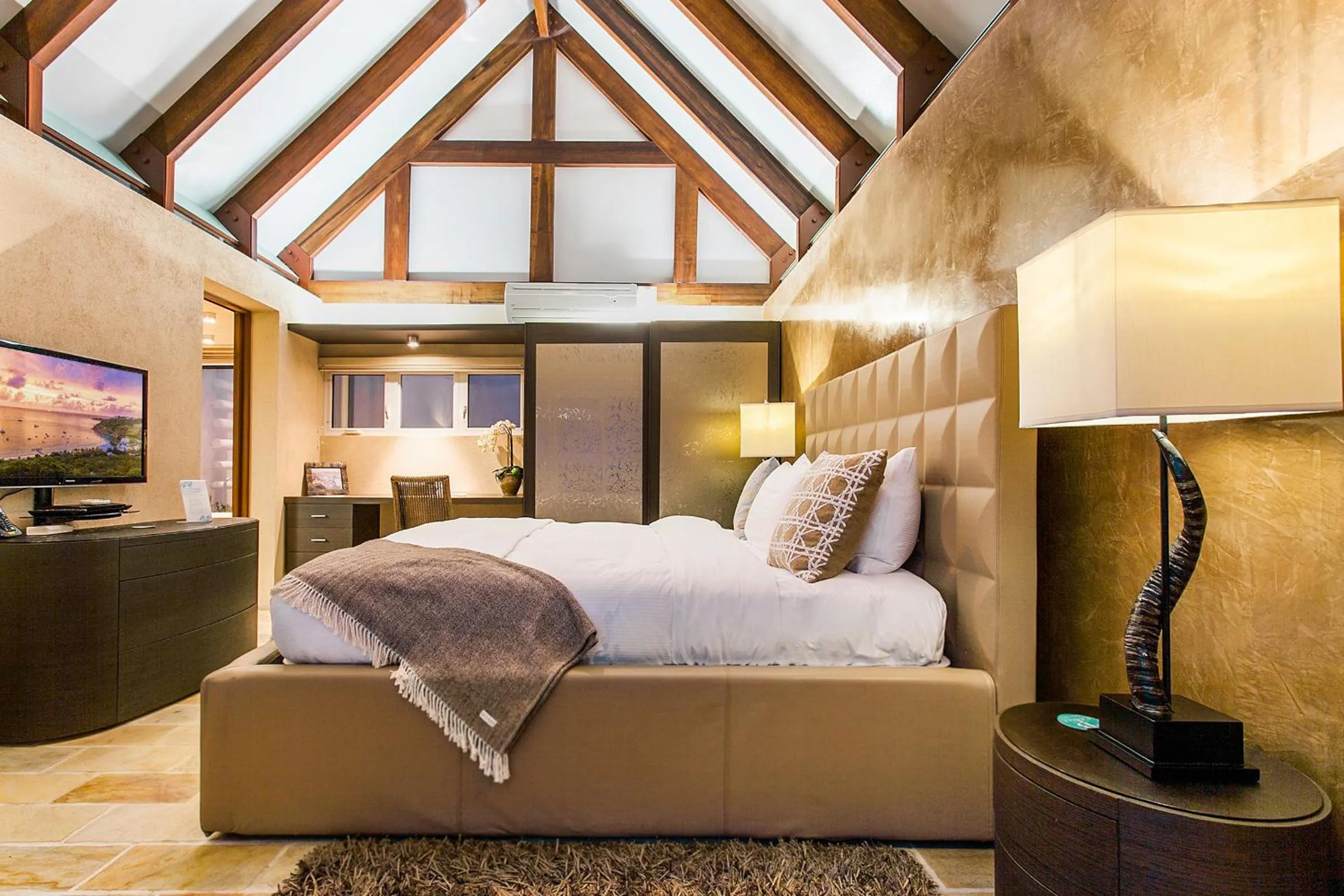 Photo of the whole room, Bed in CeBlue Villas