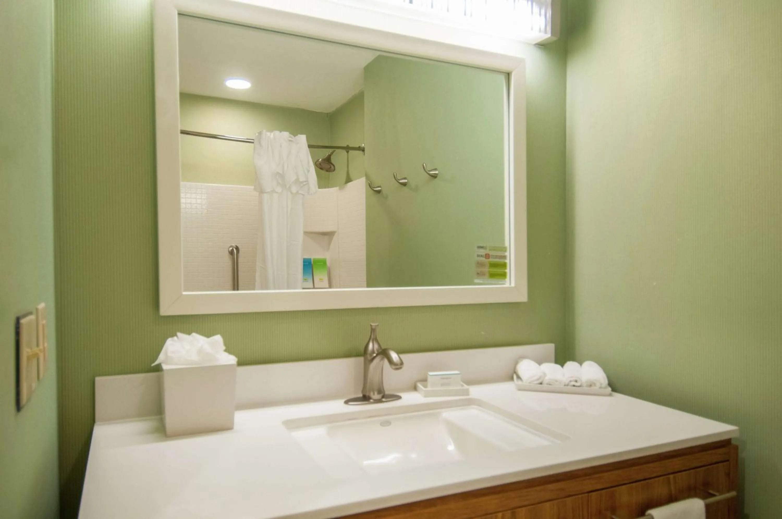 Bathroom, Bed in Home2 Suites by Hilton Ridgeland