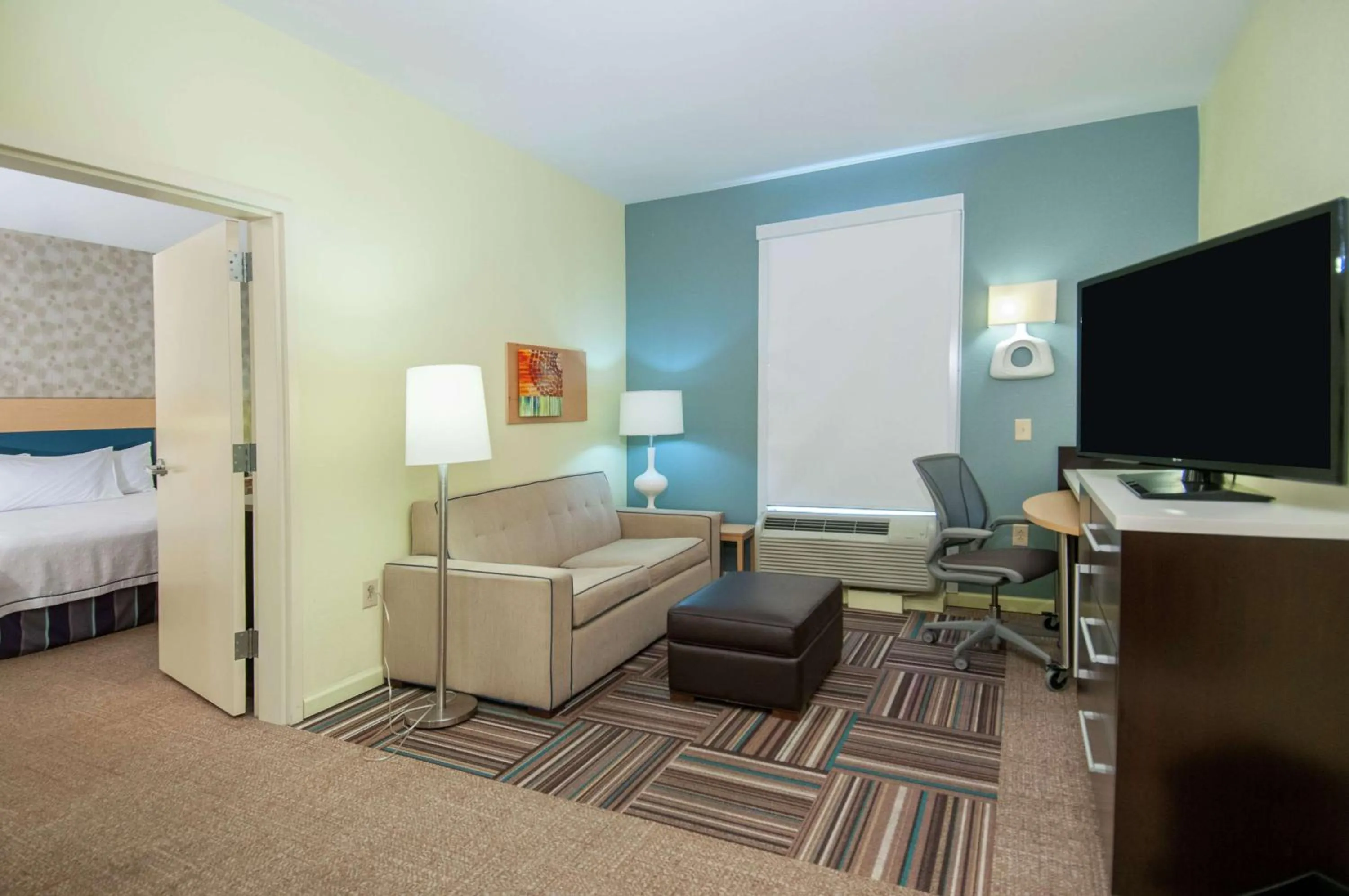 Living room, Bed in Home2 Suites by Hilton Ridgeland