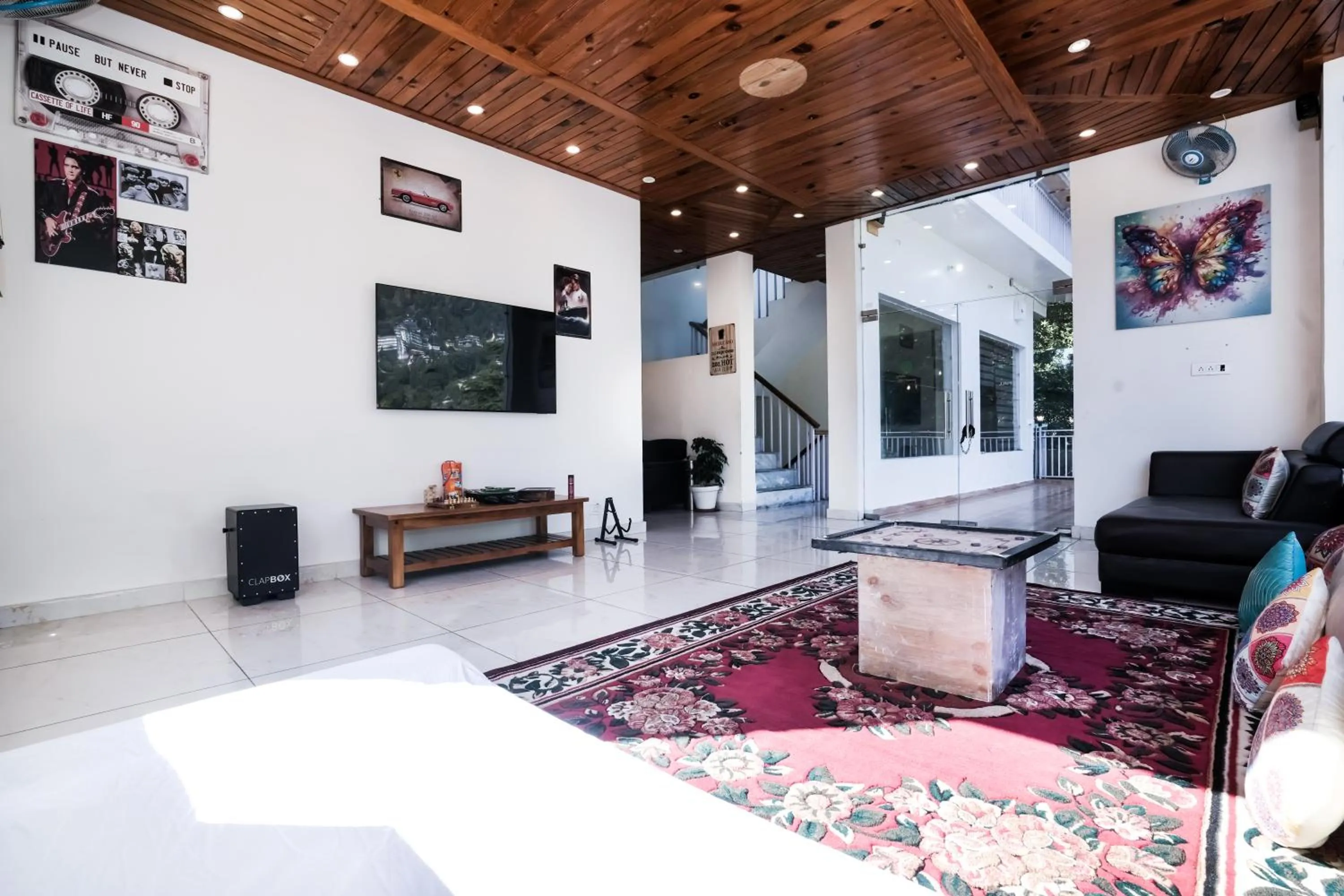 Communal lounge/ TV room in The Bunksters Mcleodganj, Dharmkot