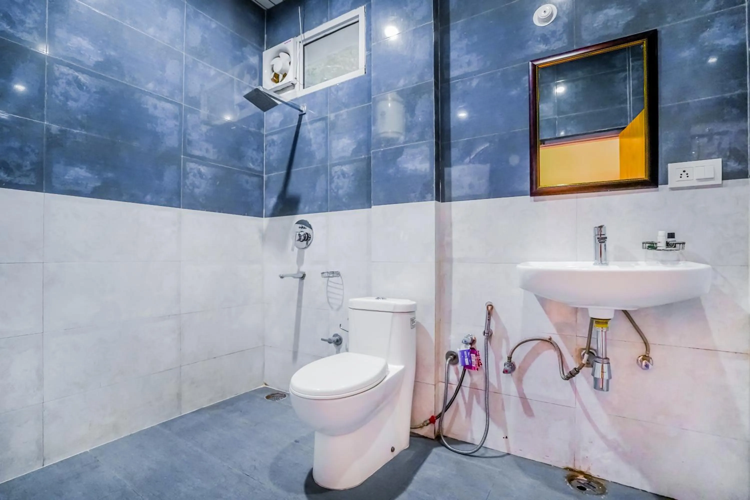 Shower in The Bunksters Mcleodganj, Dharmkot