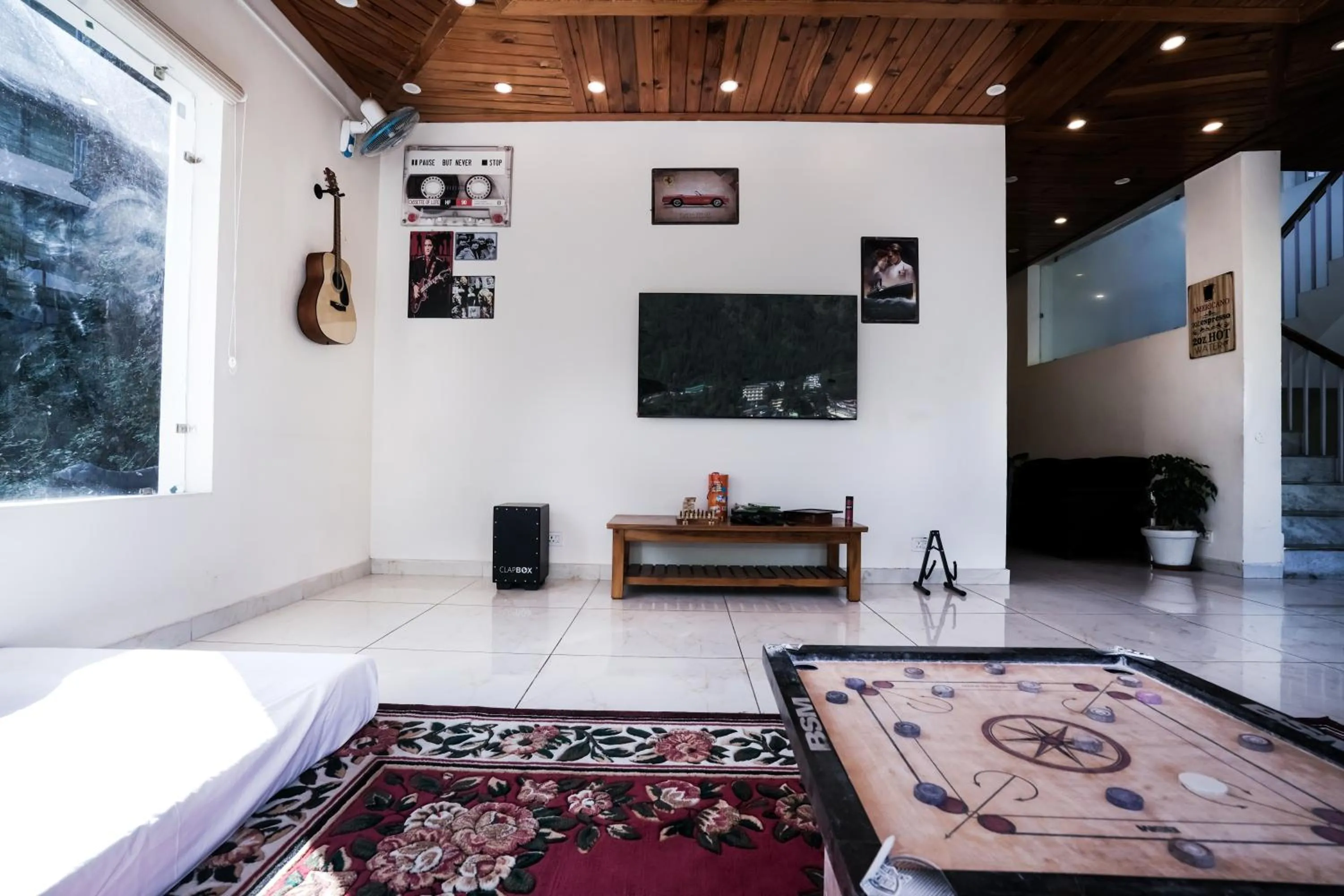 Communal lounge/ TV room in The Bunksters Mcleodganj, Dharmkot