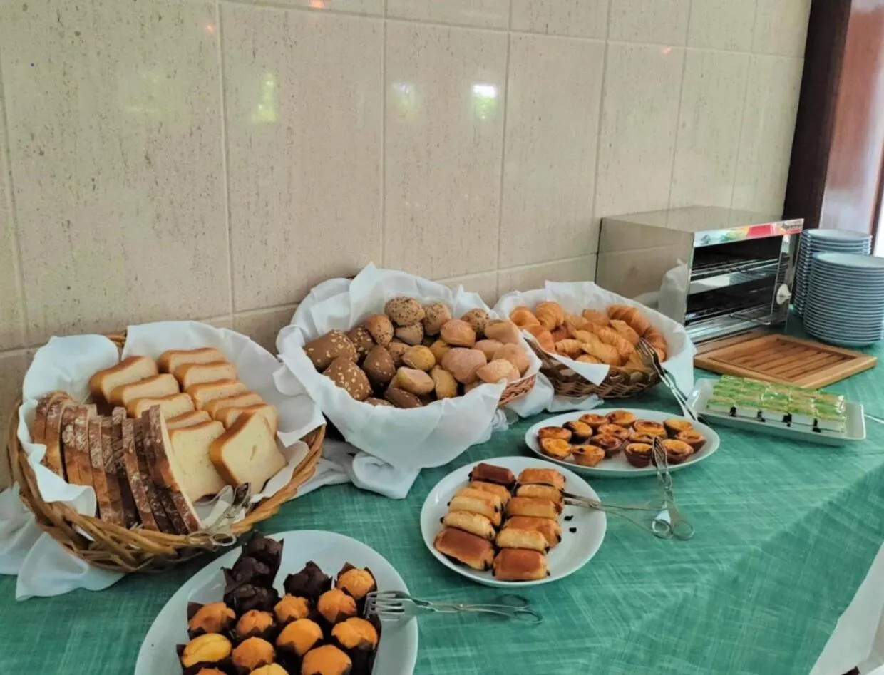 Buffet breakfast in Hotel Colmeia