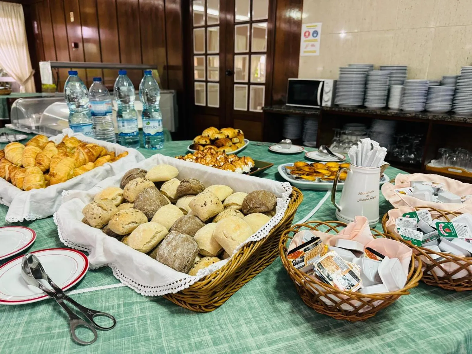 Buffet breakfast in Hotel Colmeia