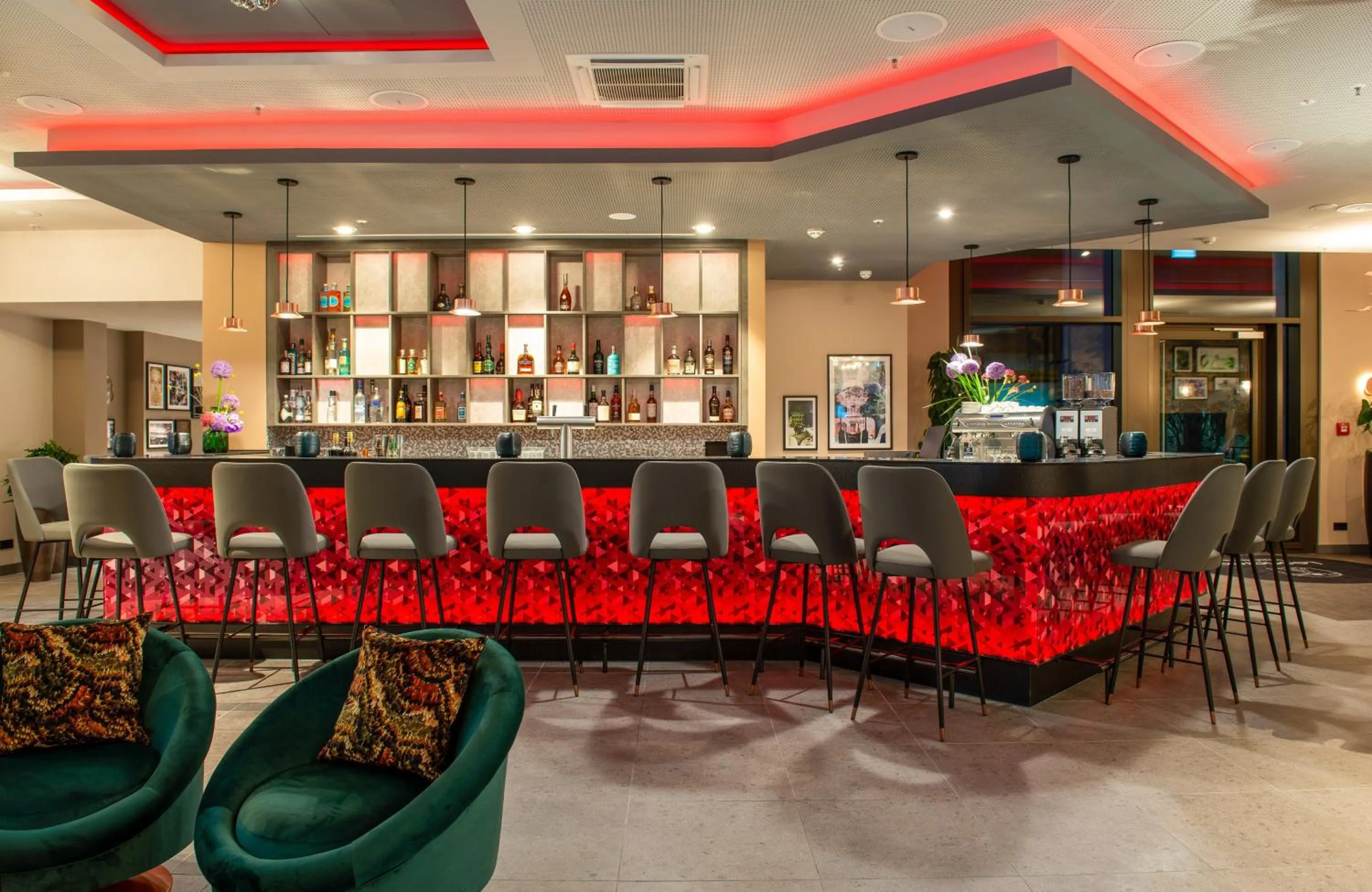 Lounge or bar in Leonardo Royal Hotel Nürnberg