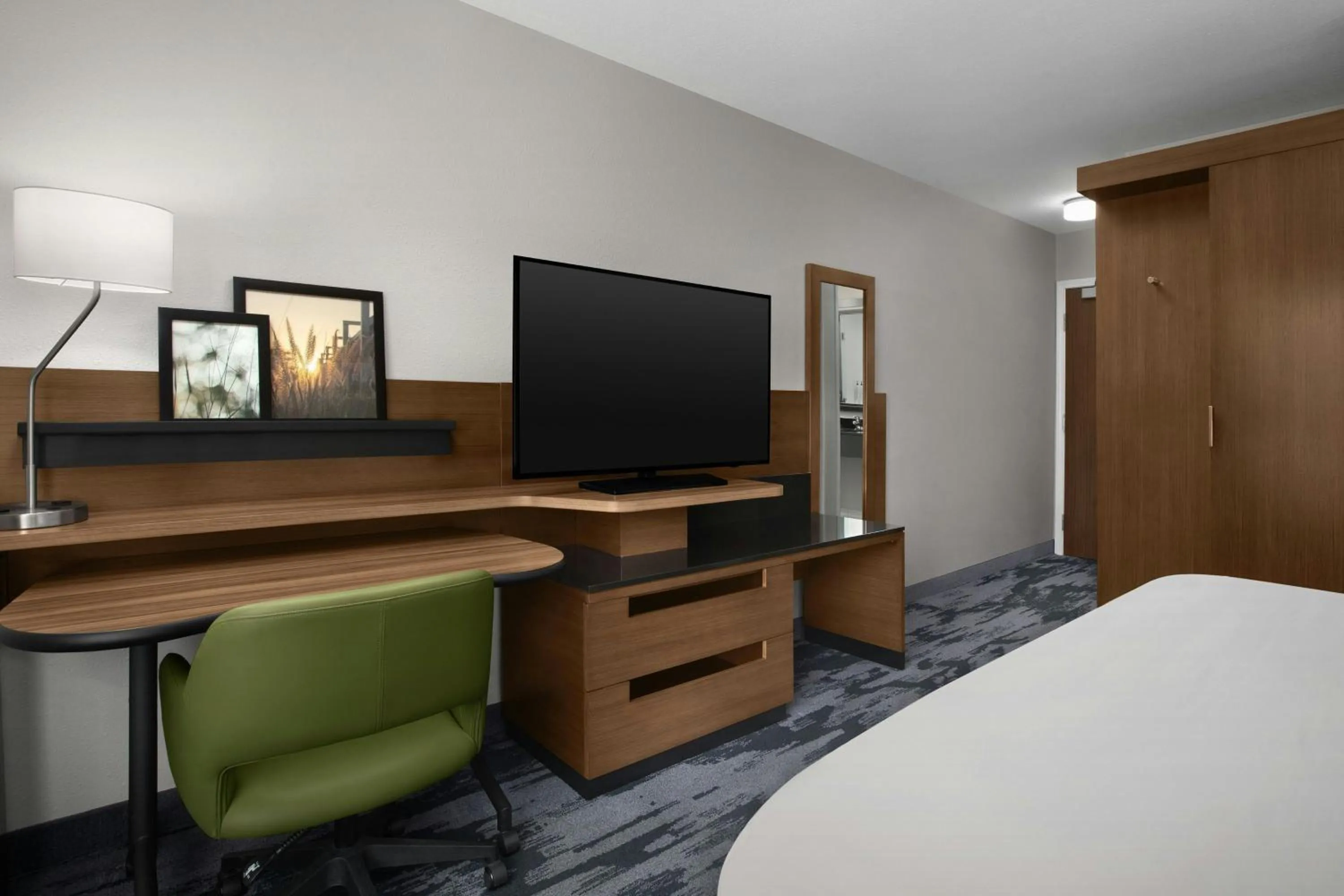 Photo of the whole room, Bed in Fairfield Inn & Suites by Marriott Jeffersonville I-71