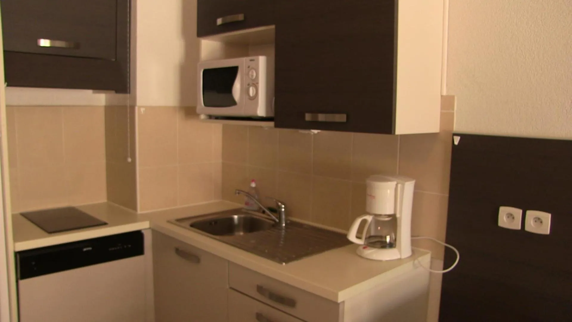 Kitchen or kitchenette in Residence VAL DAZUR VALBERG 2 PIECES
