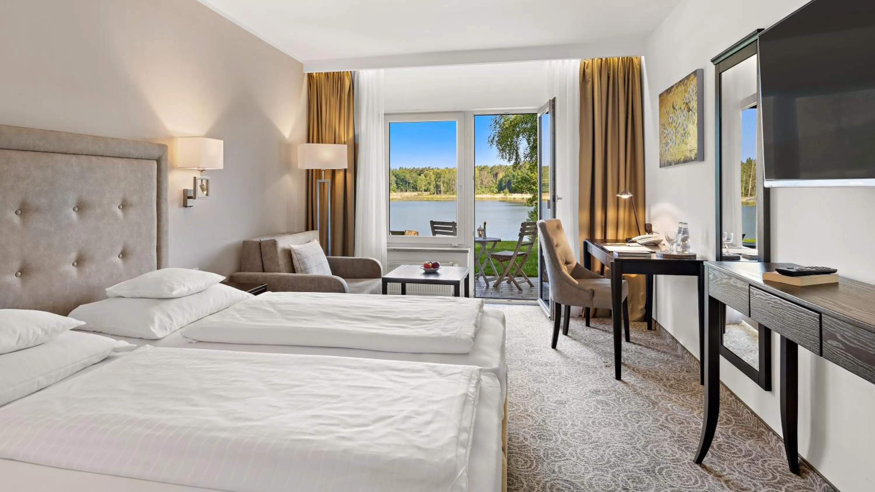 Photo of the whole room, Bed in Seehotel Mühlenhaus