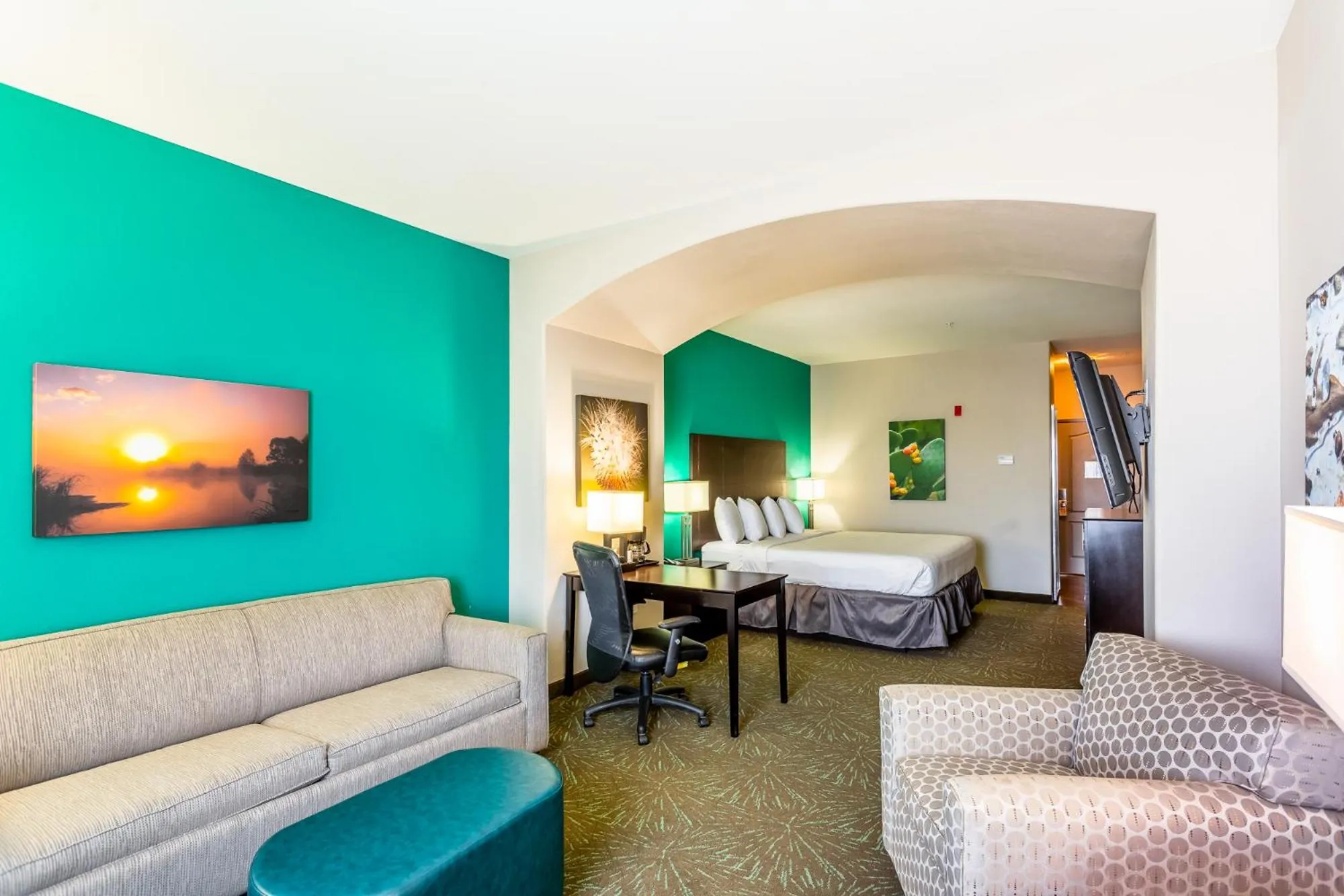 Communal lounge/ TV room, Bed in Baymont by Wyndham Andrews TX