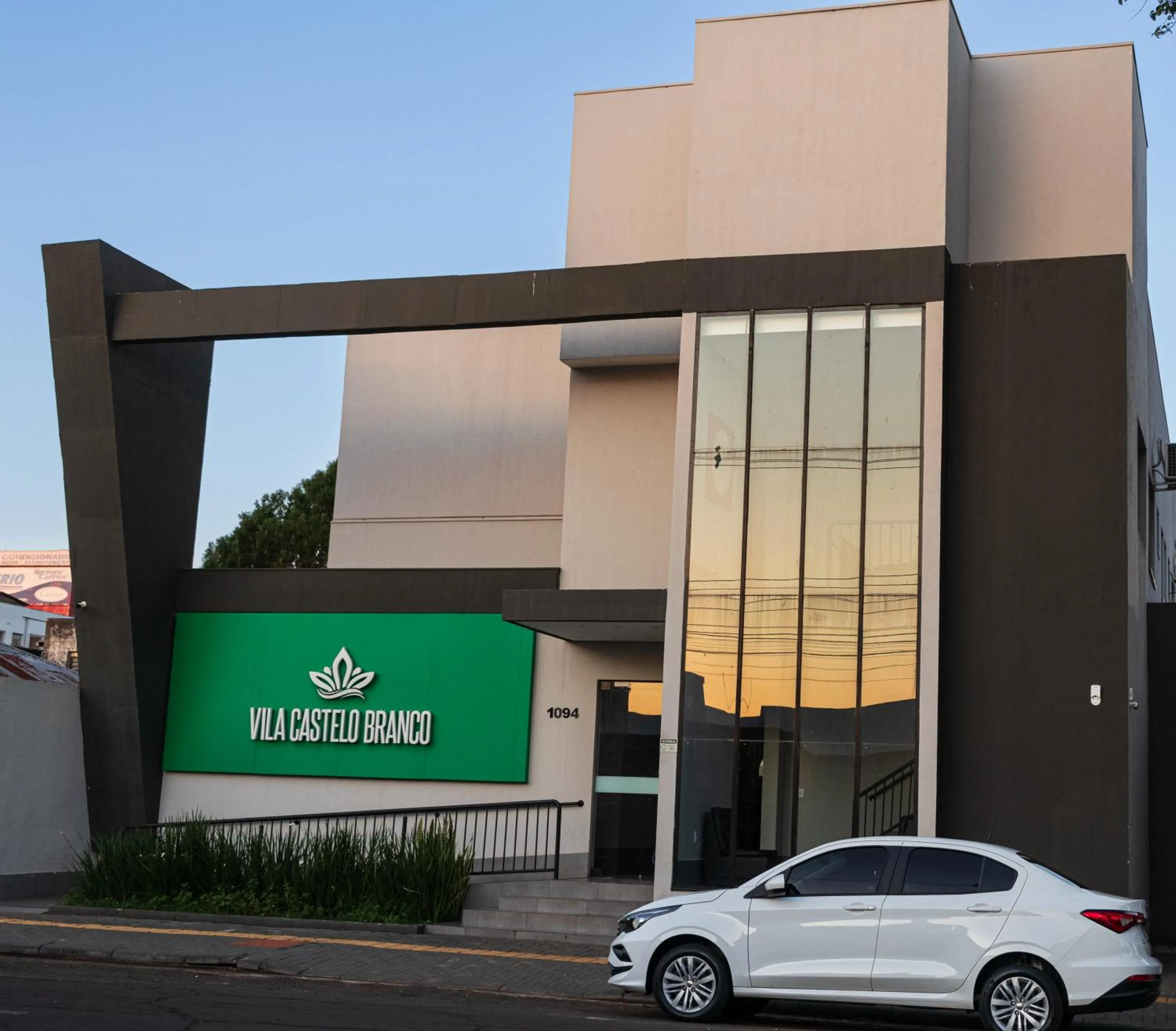 Facade/entrance in Vila Castelo Residencial no Centro de Foz