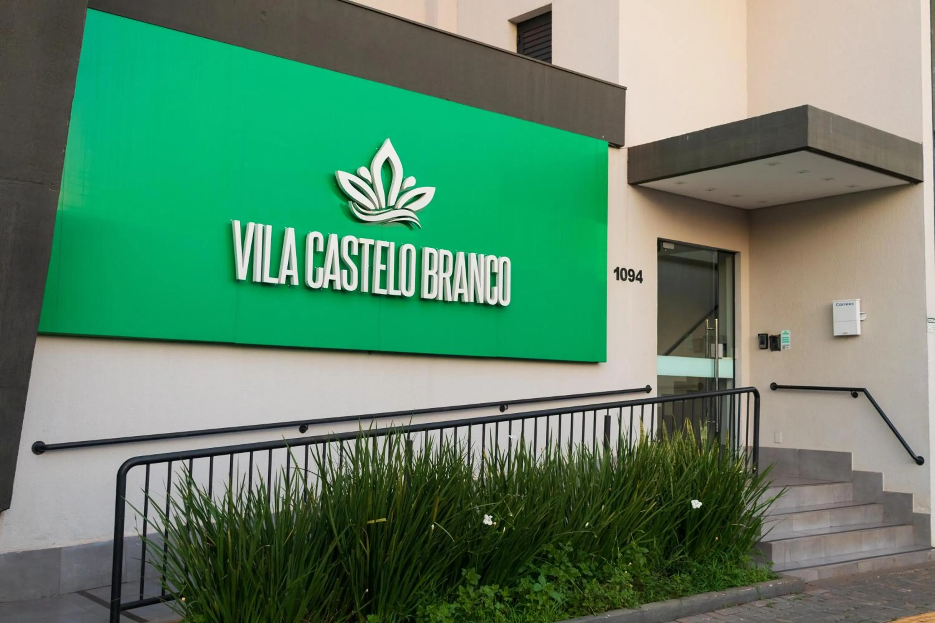 Facade/entrance in Vila Castelo Residencial no Centro de Foz