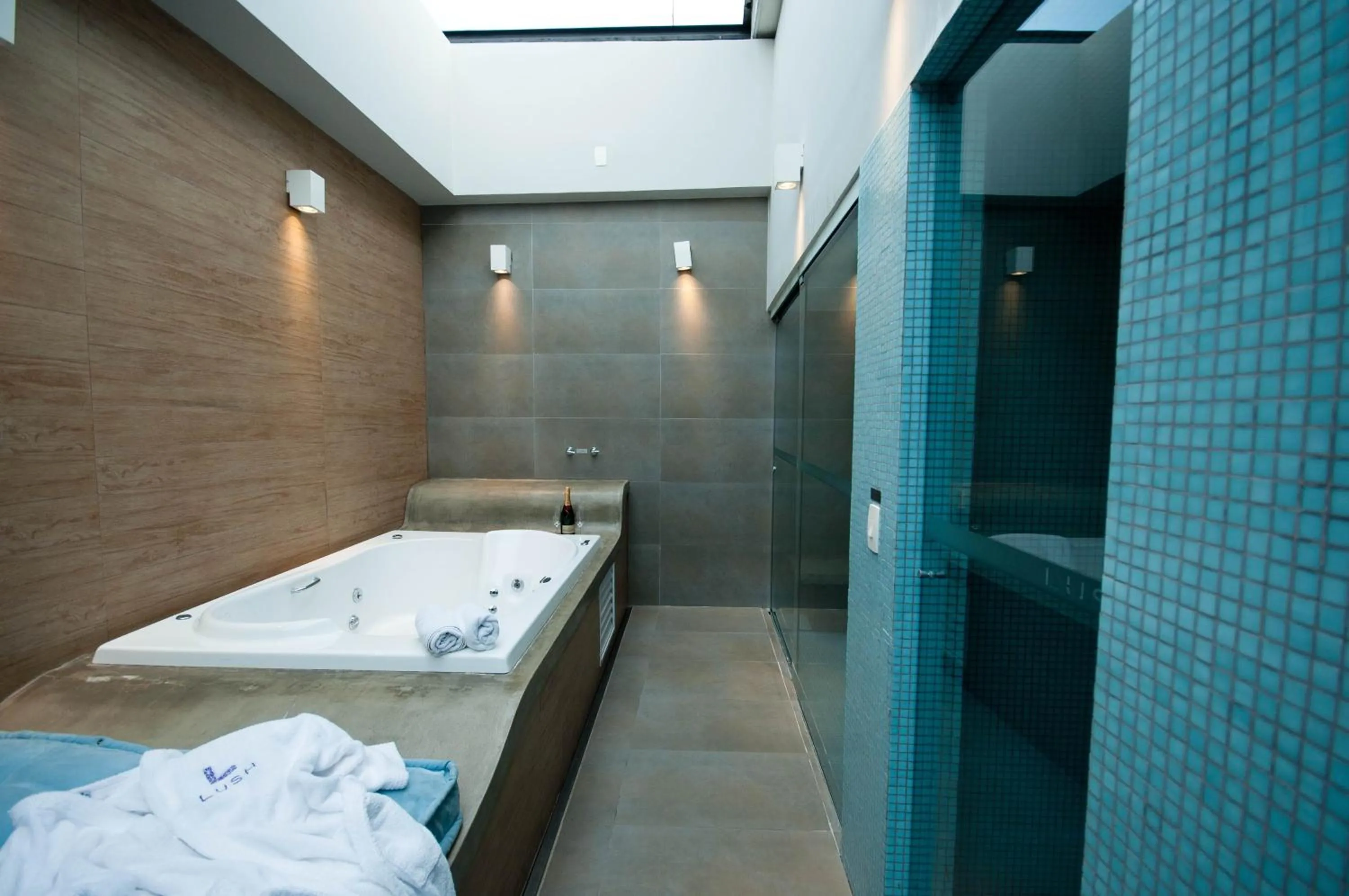 Bathroom, Bed in Lush Motel Ipiranga