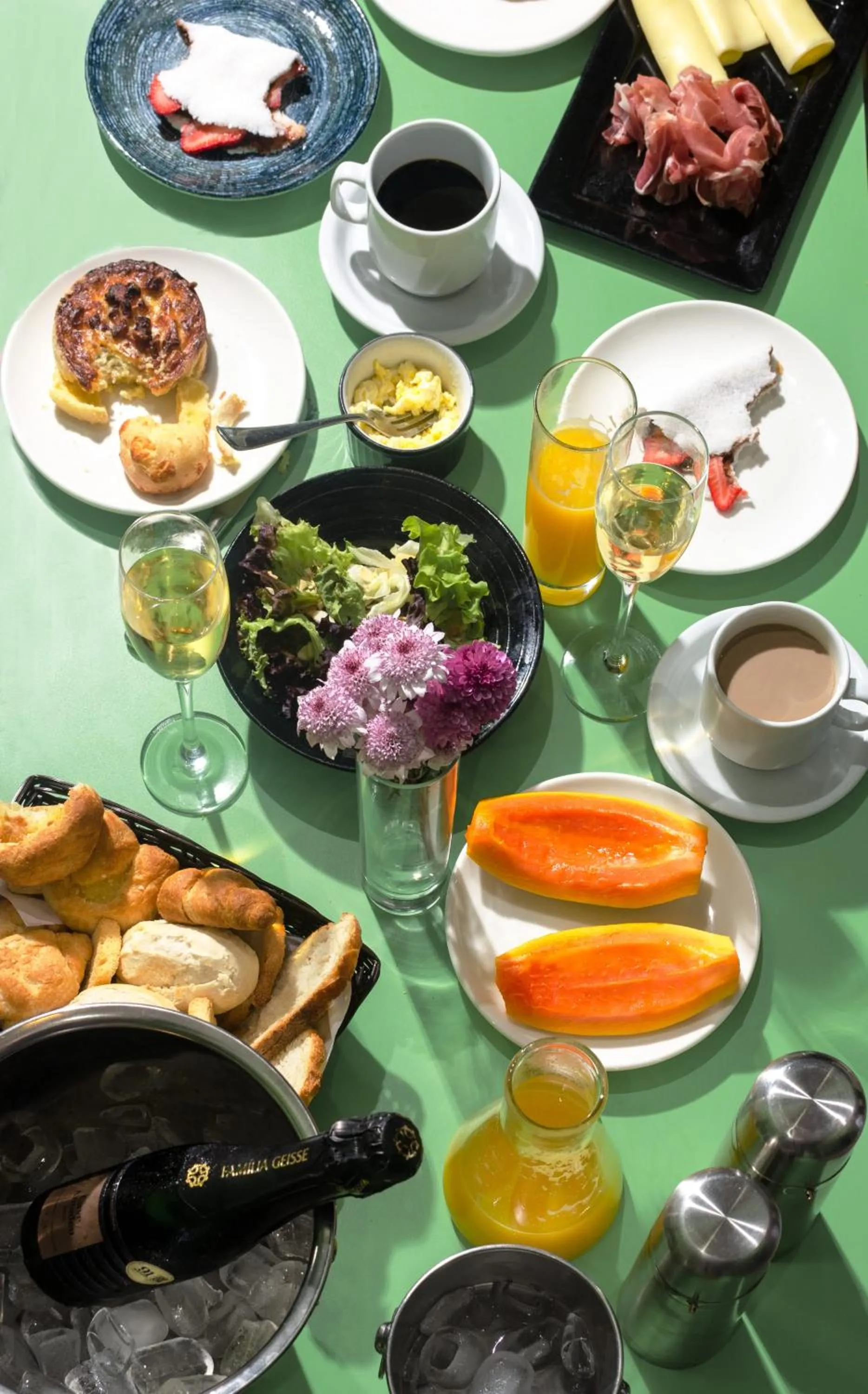 Breakfast in Lush Motel Ipiranga