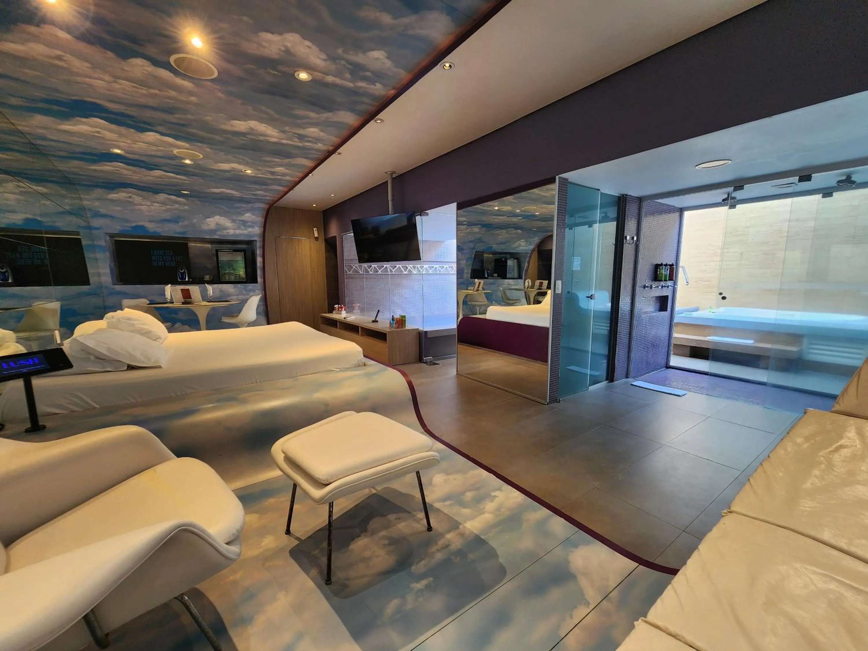 Photo of the whole room in Lush Motel Ipiranga