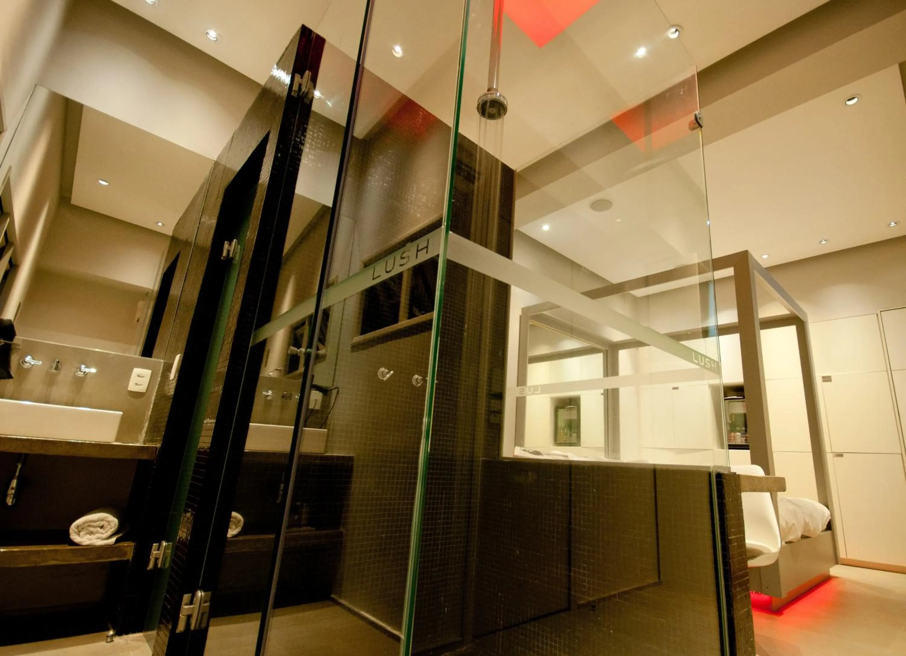 Shower in Lush Motel Ipiranga