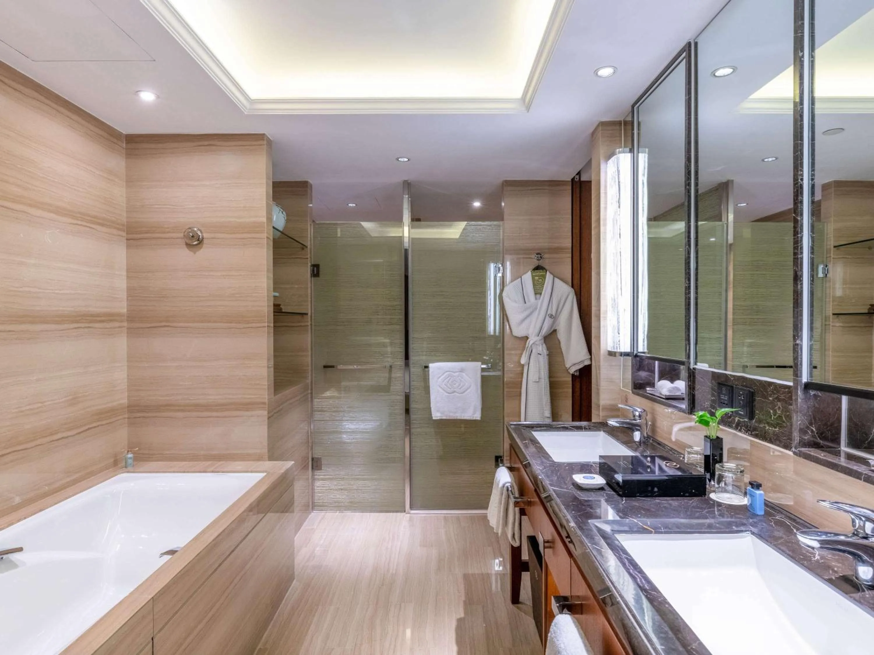 Bedroom in Sofitel Hangzhou Westlake - Few steps to West Lake, with panoramic lake view terrace