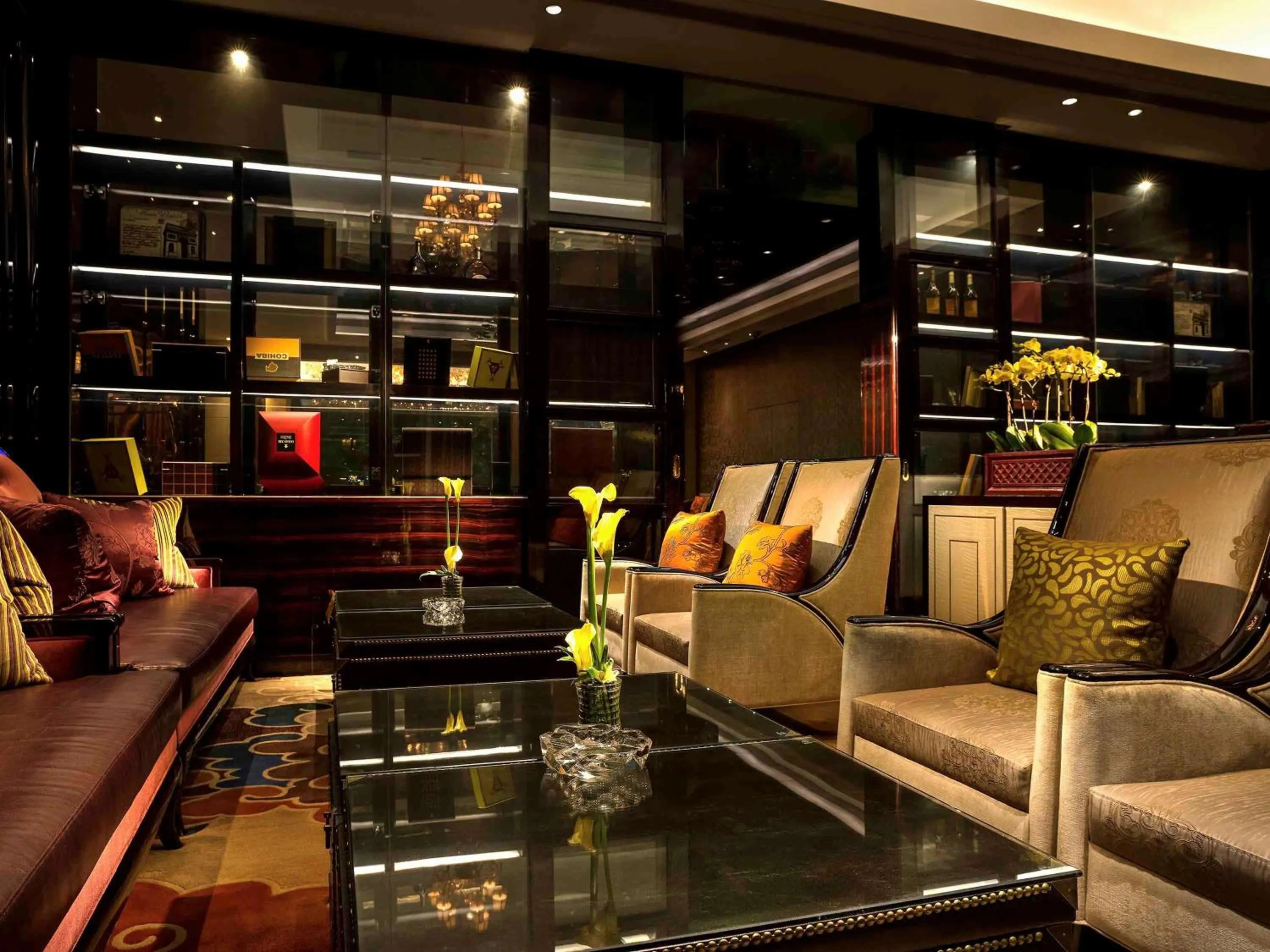 Lounge or bar in Sofitel Hangzhou Westlake - Few steps to West Lake, with panoramic lake view terrace