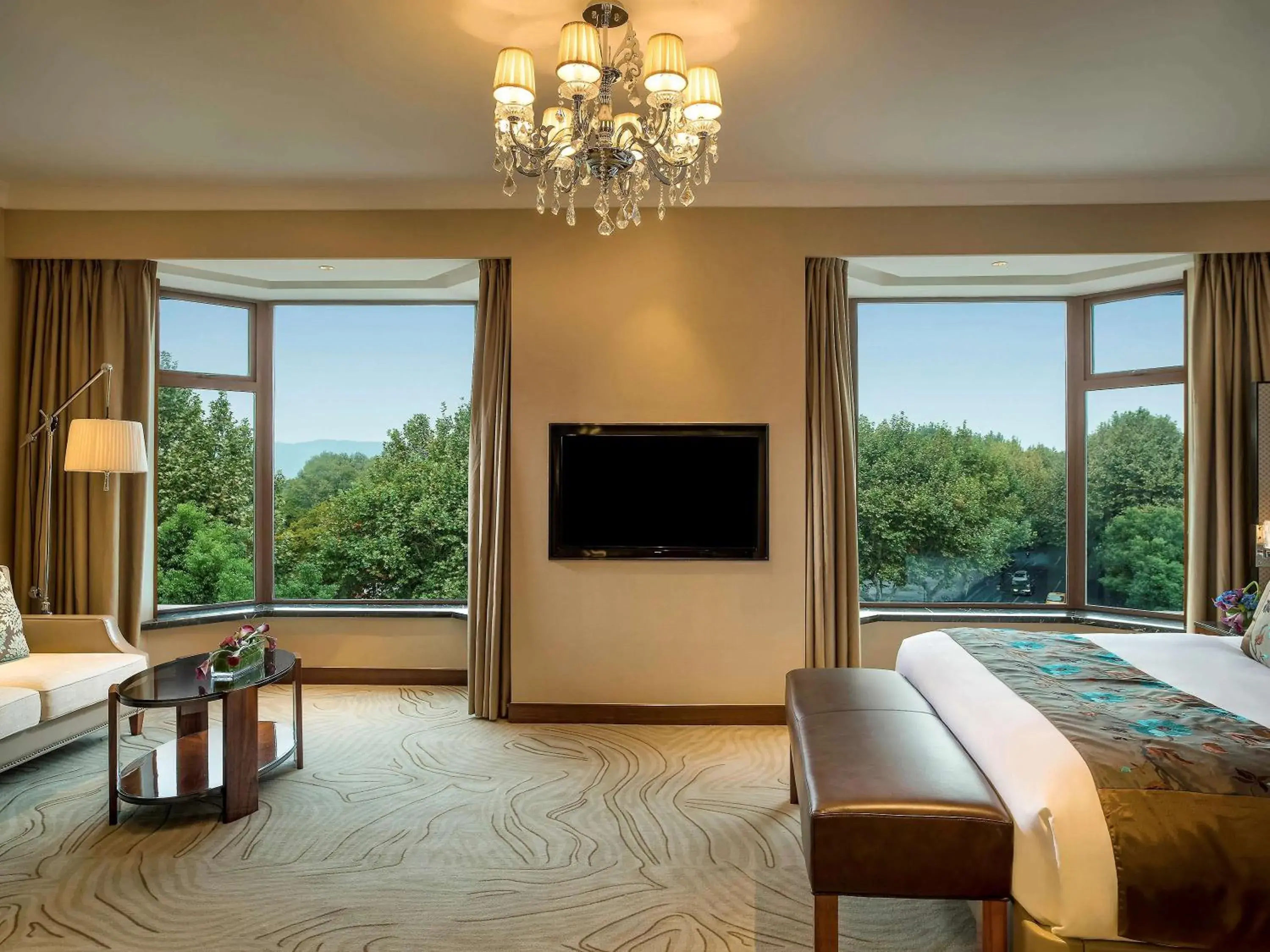 Junior Suite in Sofitel Hangzhou Westlake - Few steps to West Lake, with panoramic lake view terrace Junior Suite in Sofitel Hangzhou Westlake - Few steps to West Lake, with panoramic lake view terrace