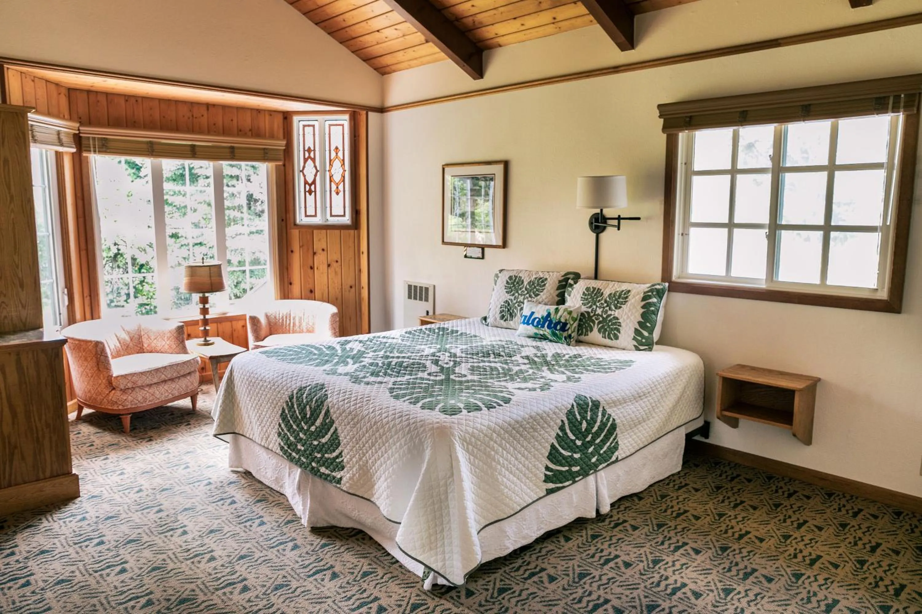 Bedroom, Bed in Kilauea Lodge and Restaurant