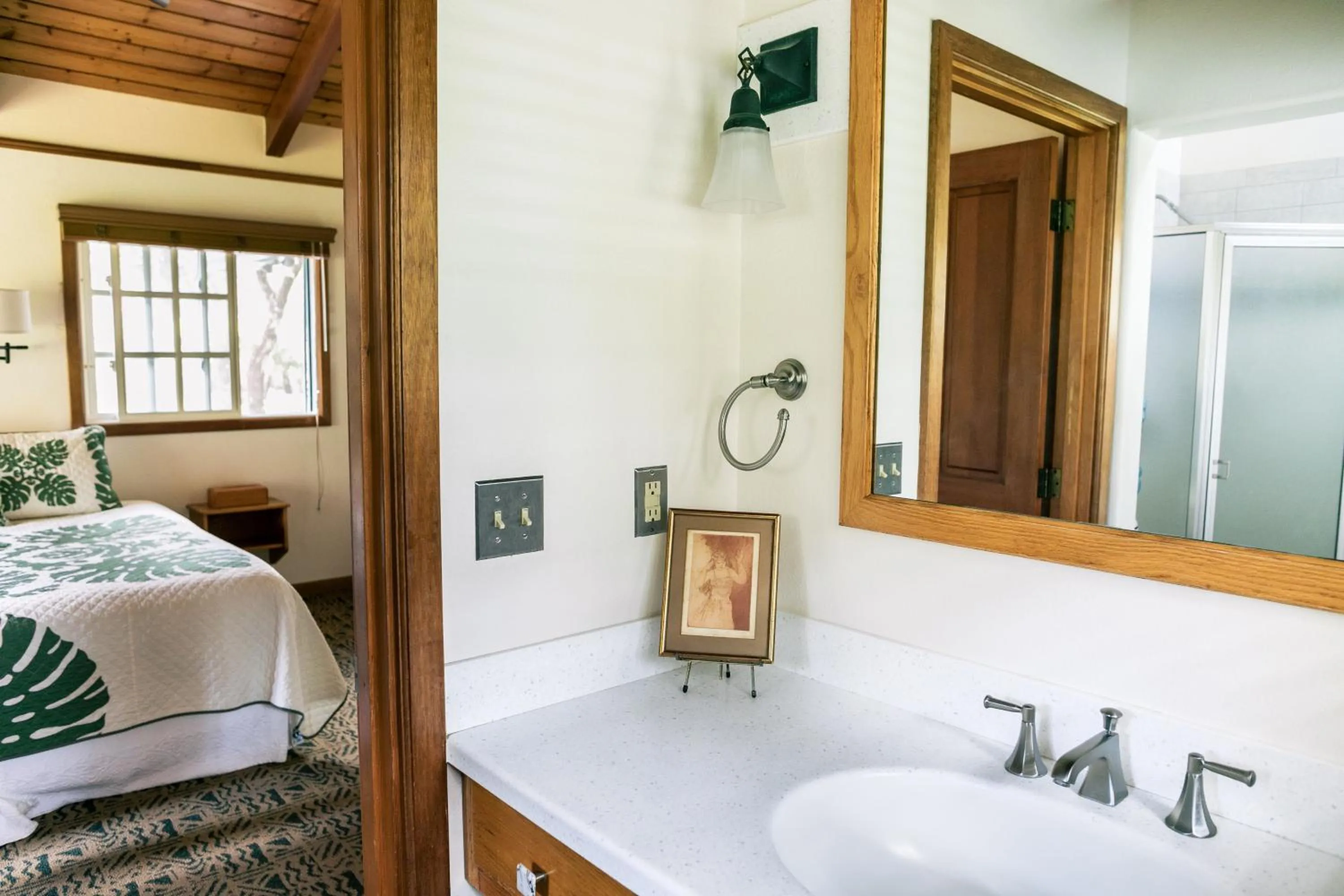Bathroom, Bed in Kilauea Lodge and Restaurant